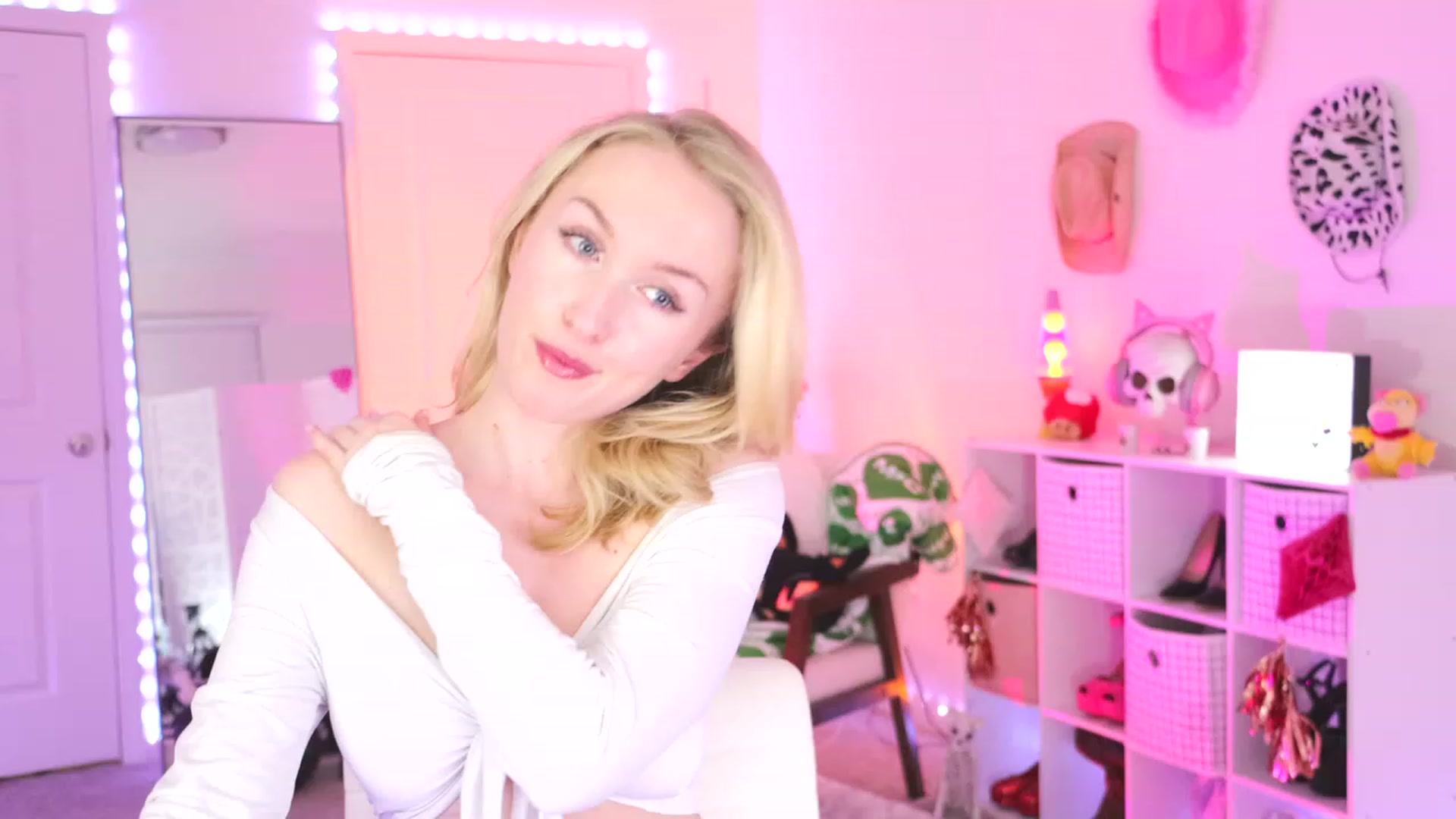 Gallery image thumbnail from OliviaxFaye's myfreecams stream on, 10/14/2023, 04:12 image 1 of 20