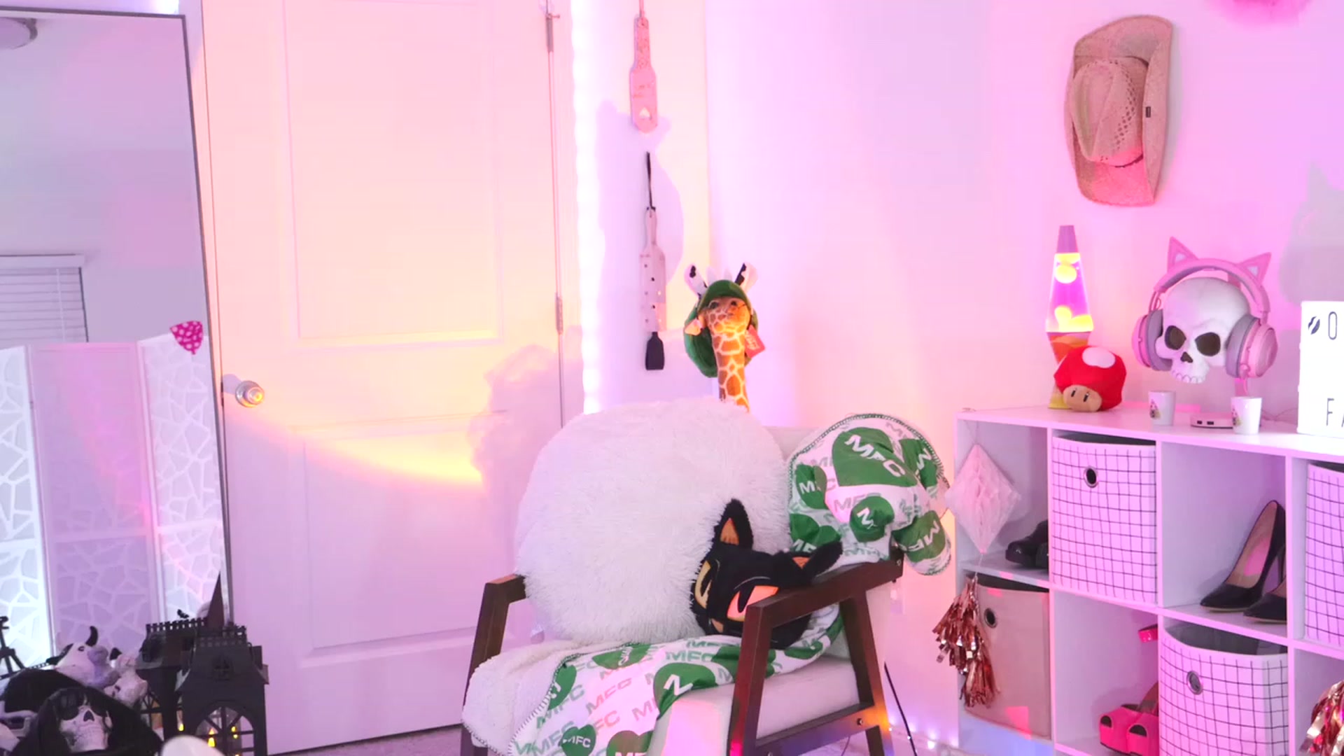 Gallery image thumbnail from OliviaxFaye's myfreecams stream on, 10/14/2023, 04:12 image 8 of 20