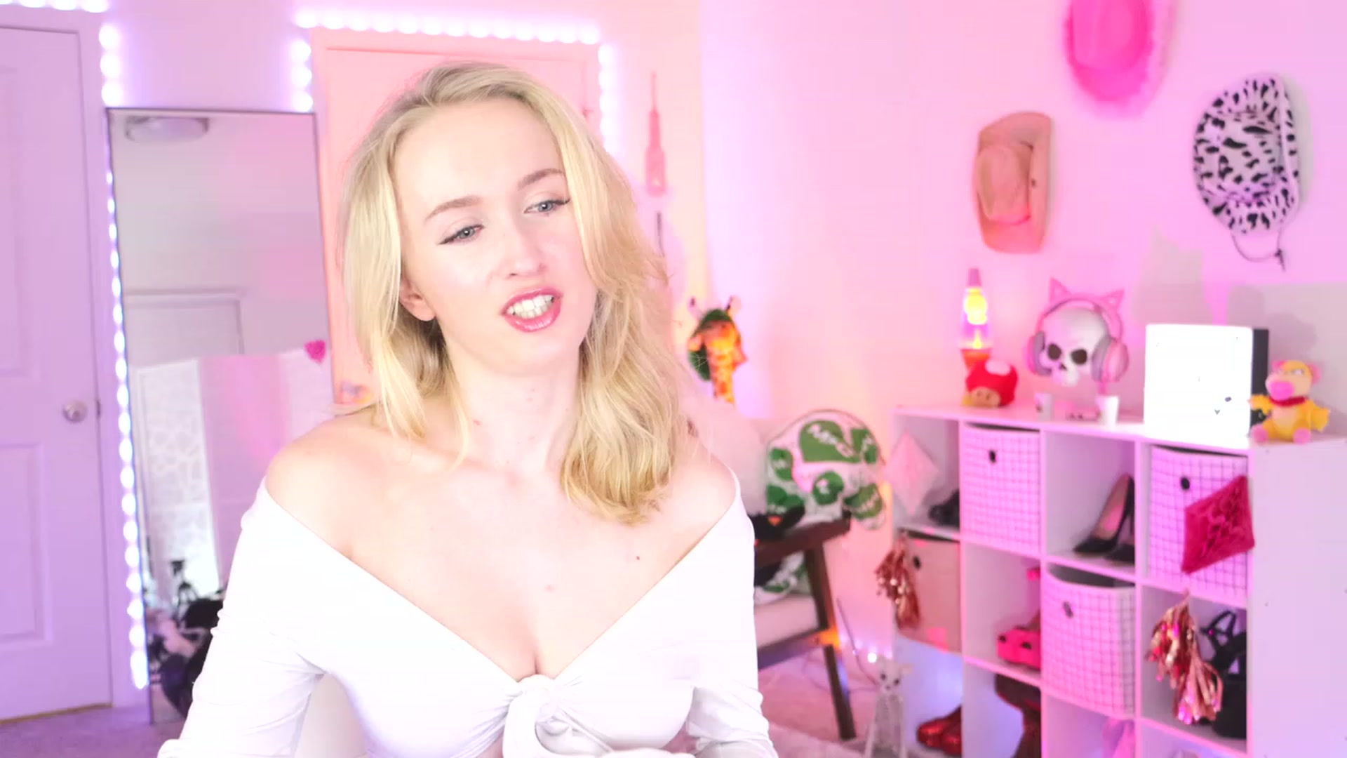 Gallery image thumbnail from OliviaxFaye's myfreecams stream on, 10/14/2023, 04:12 image 5 of 20