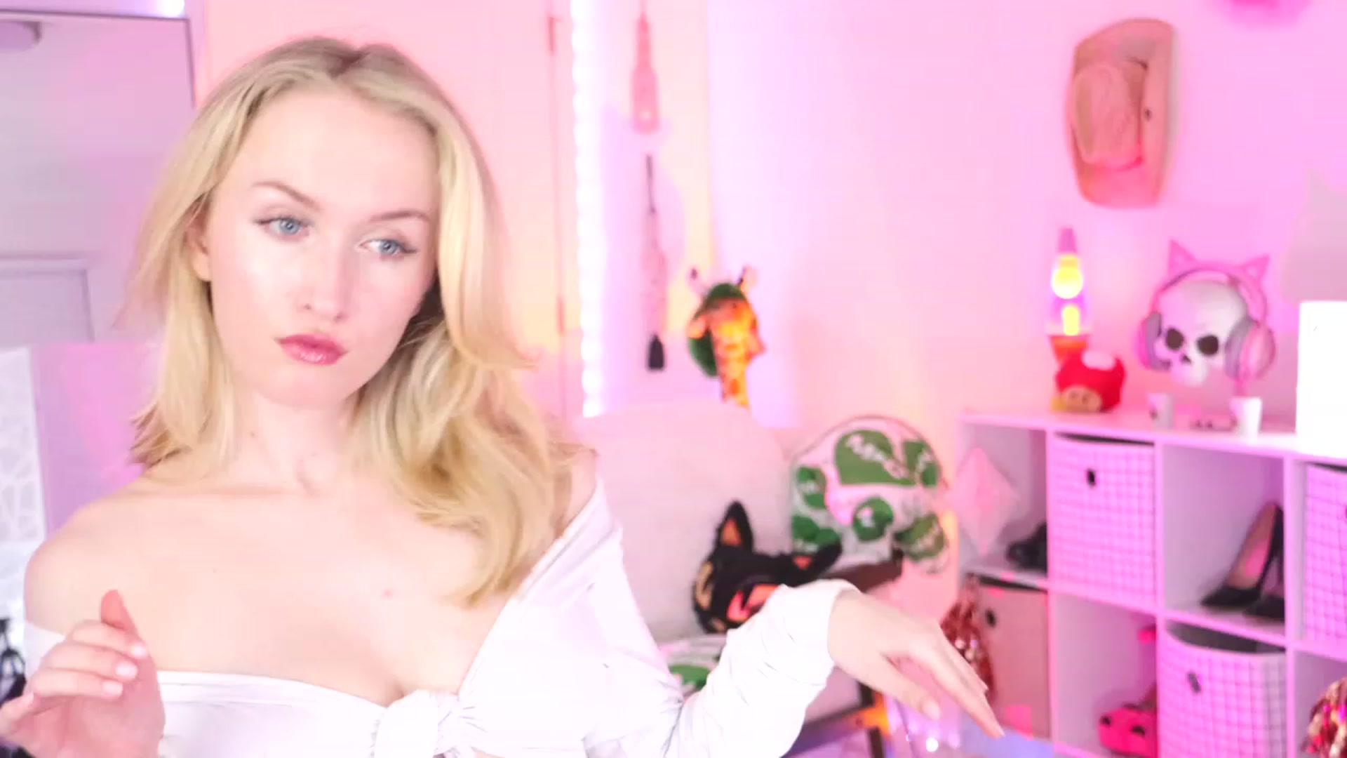 Gallery image thumbnail from OliviaxFaye's myfreecams stream on, 10/14/2023, 04:12 image 7 of 20