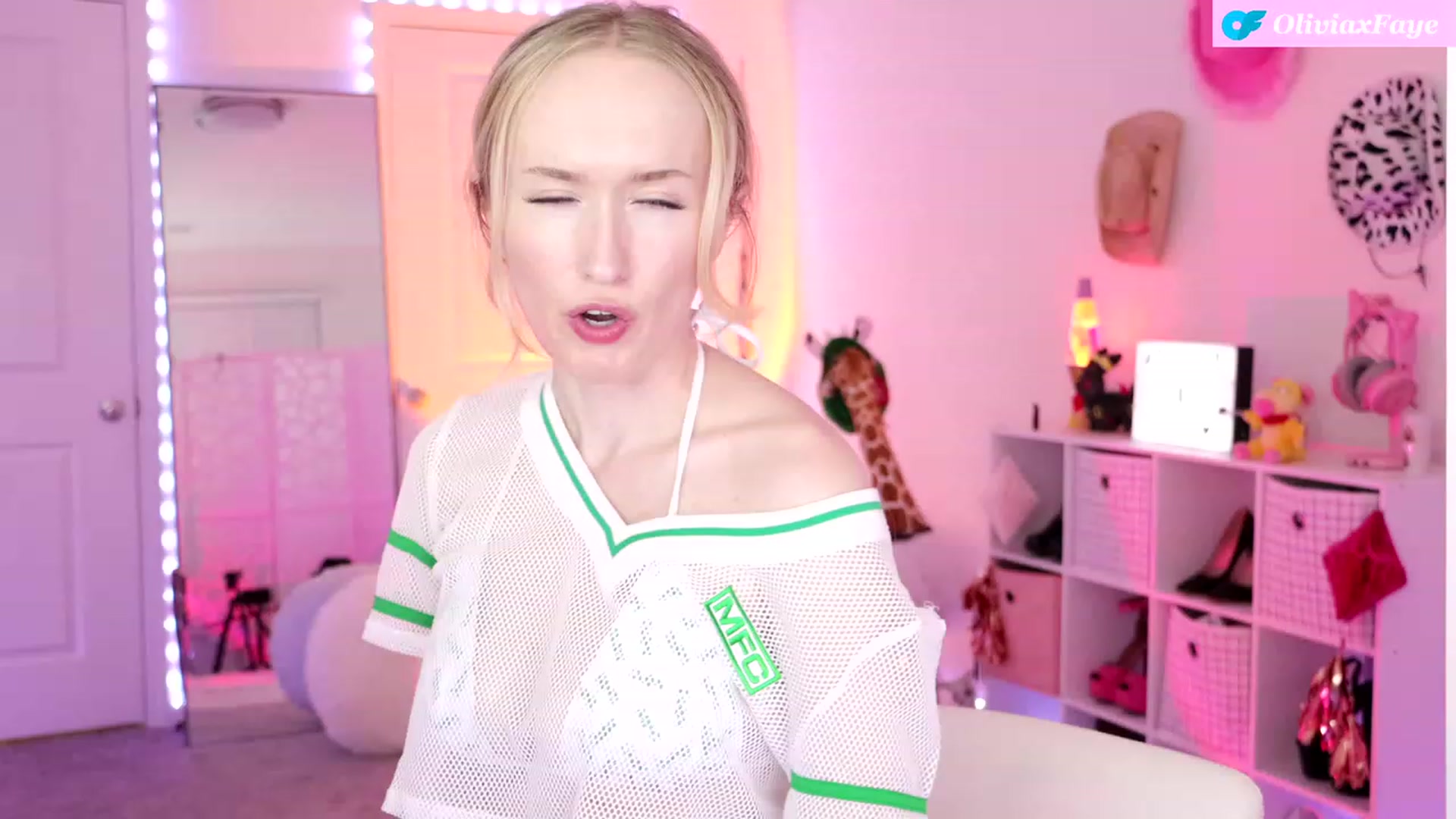 Gallery image thumbnail from OliviaxFaye's myfreecams stream on, 11/10/2023, 05:57 image 6 of 20