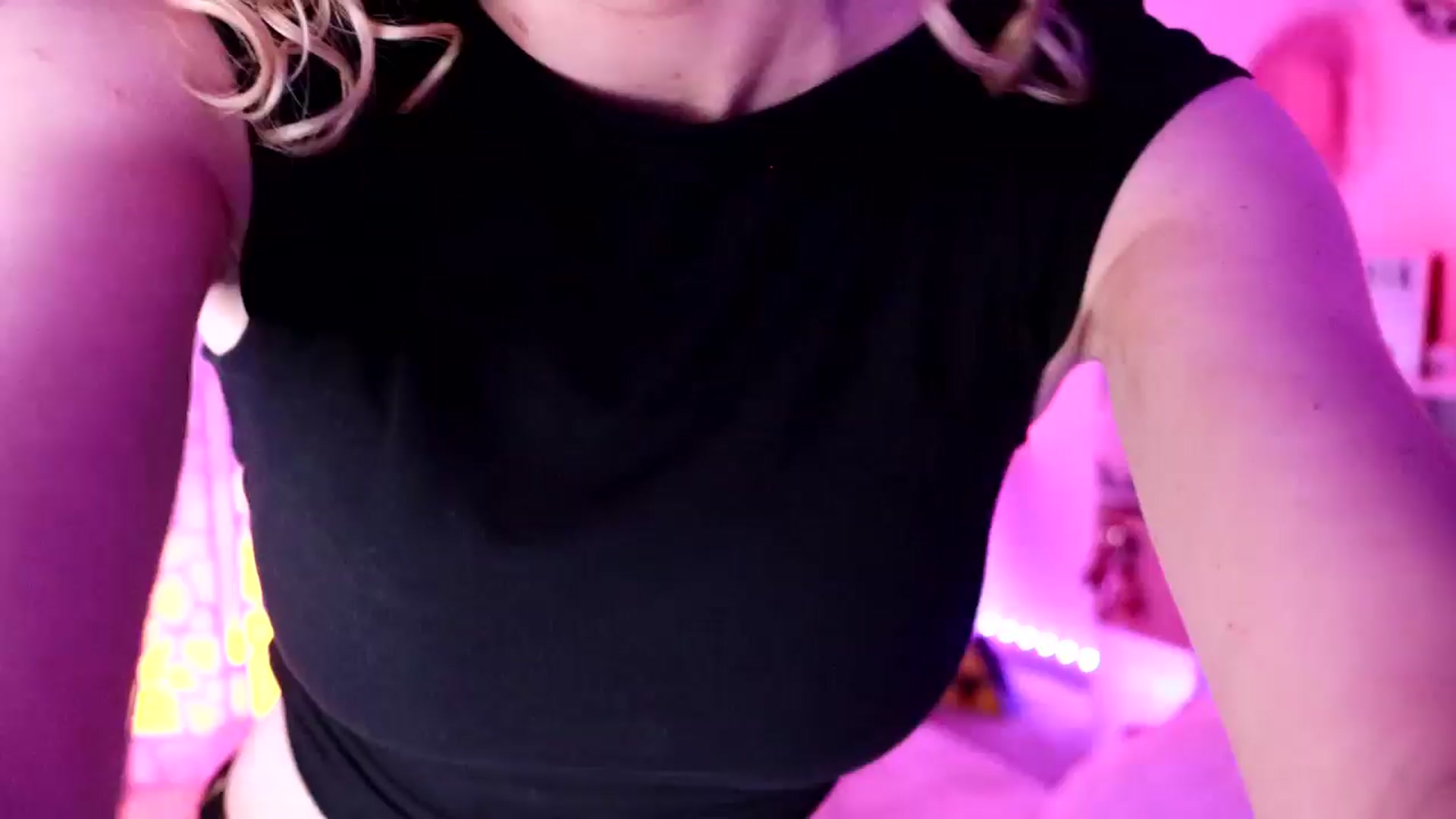 Gallery image thumbnail from OliviaxFaye's myfreecams stream on, 03/23/2024, 03:33 image 11 of 20