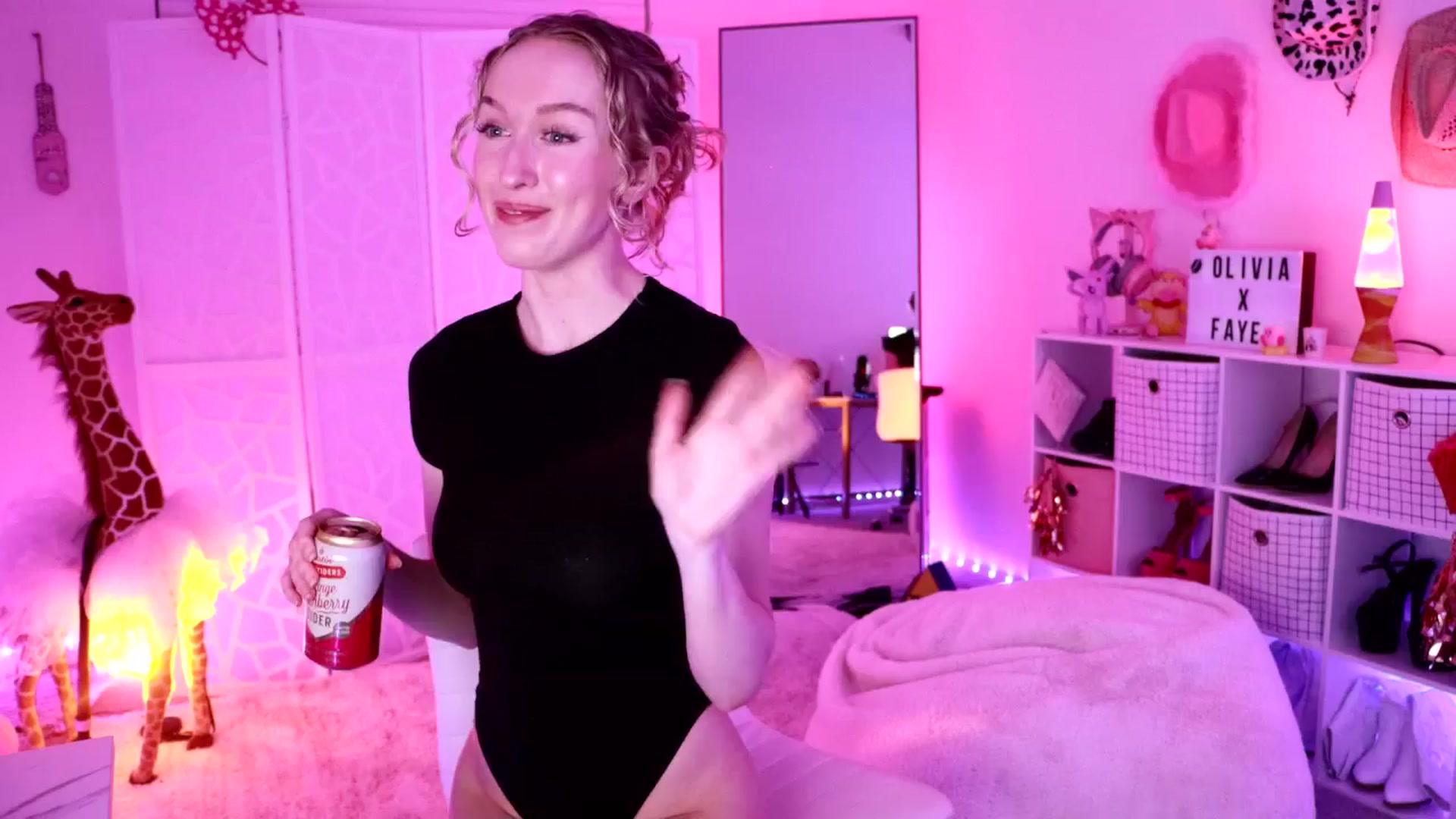 Gallery image thumbnail from OliviaxFaye's myfreecams stream on, 03/30/2024, 03:02 image 11 of 20