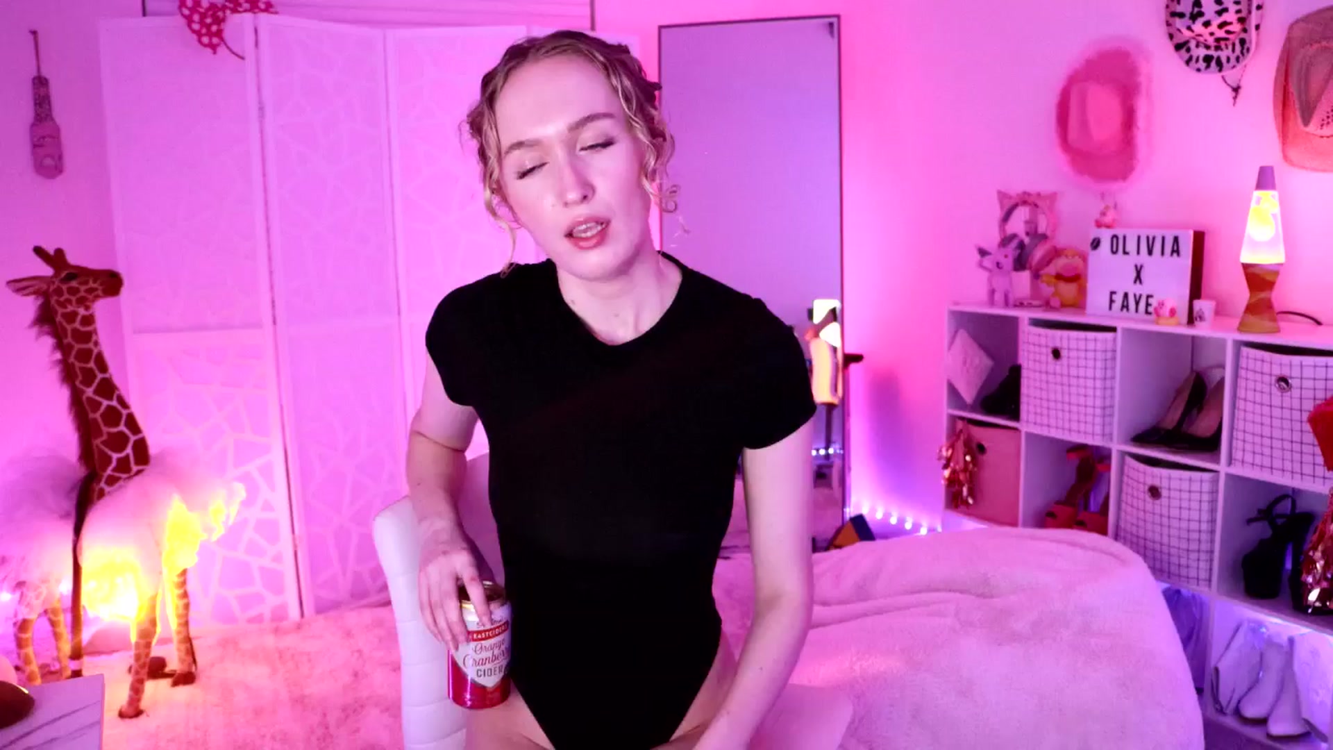 Gallery image thumbnail from OliviaxFaye's myfreecams stream on, 03/30/2024, 03:02 image 15 of 20