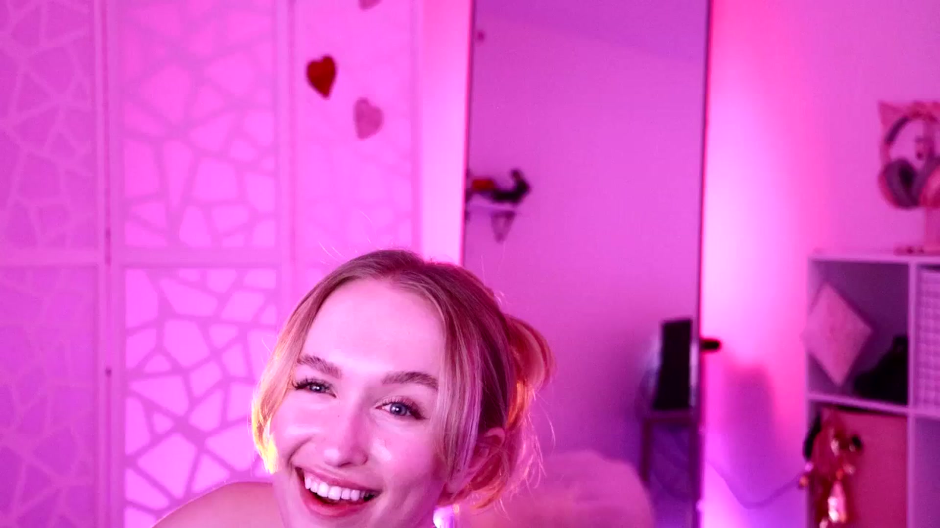 Gallery image thumbnail from OliviaxFaye's myfreecams stream on, 04/23/2024, 03:26 image 1 of 20