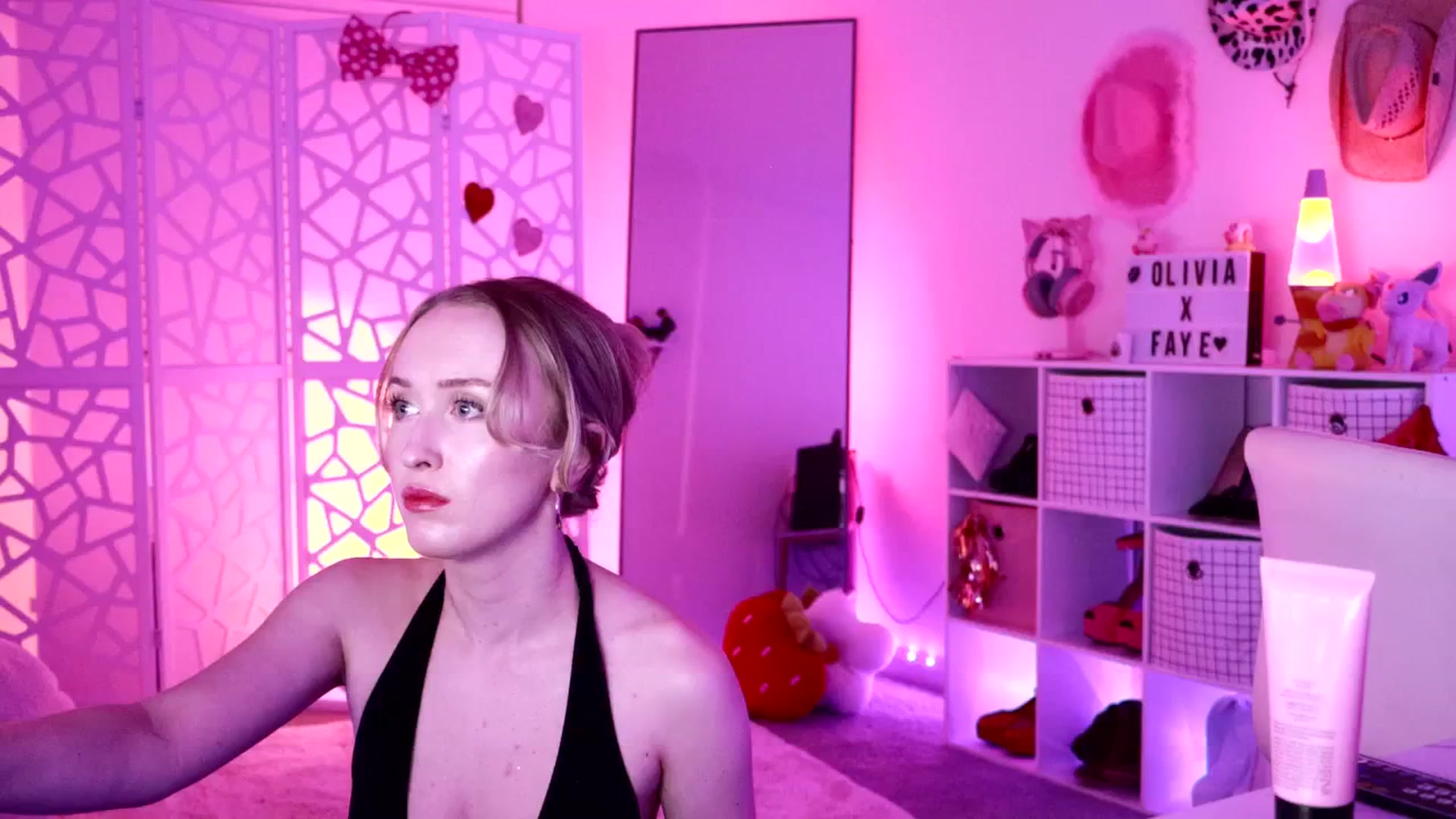 Gallery image thumbnail from OliviaxFaye's myfreecams stream on, 06/01/2024, 03:20 image 18 of 20