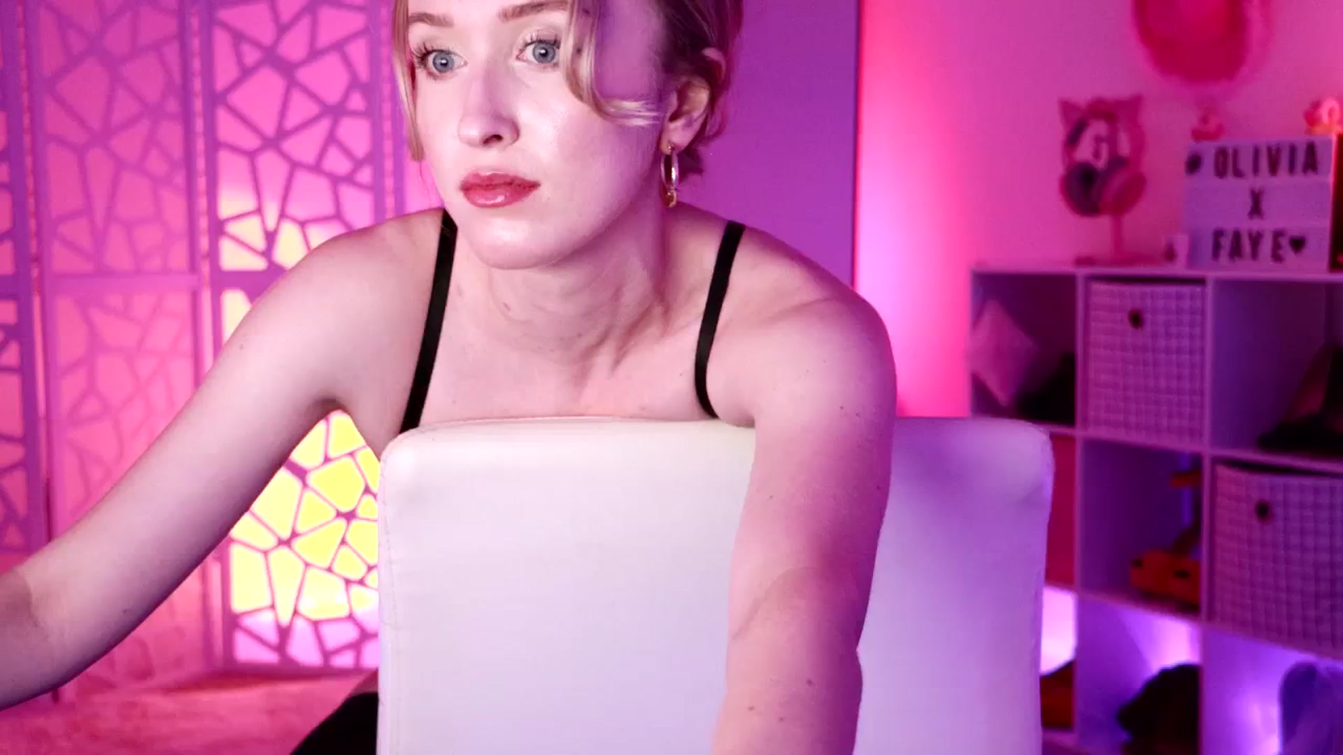 Gallery image thumbnail from OliviaxFaye's myfreecams stream on, 06/01/2024, 04:28 image 10 of 20