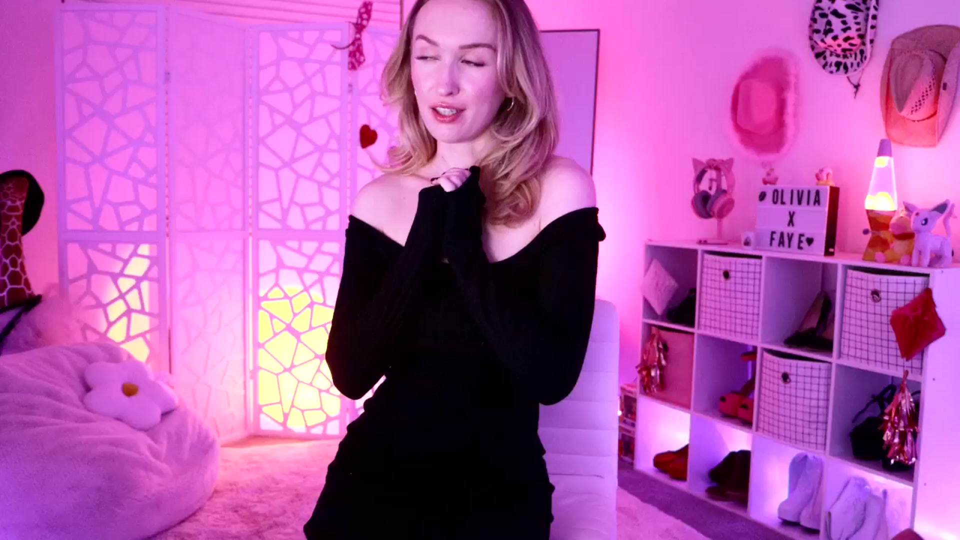 Gallery image thumbnail from OliviaxFaye's myfreecams stream on, 06/08/2024, 02:19 image 3 of 20