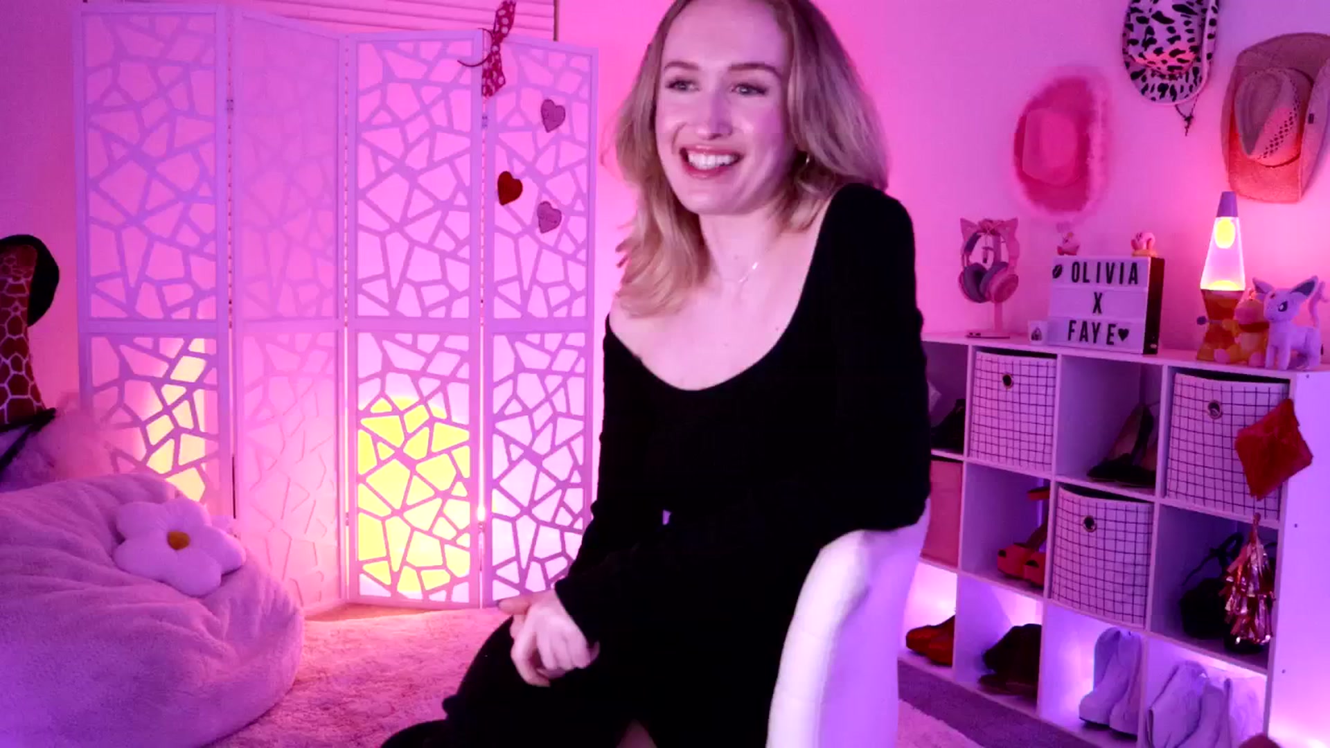 Gallery image thumbnail from OliviaxFaye's myfreecams stream on, 06/08/2024, 02:19 image 10 of 20