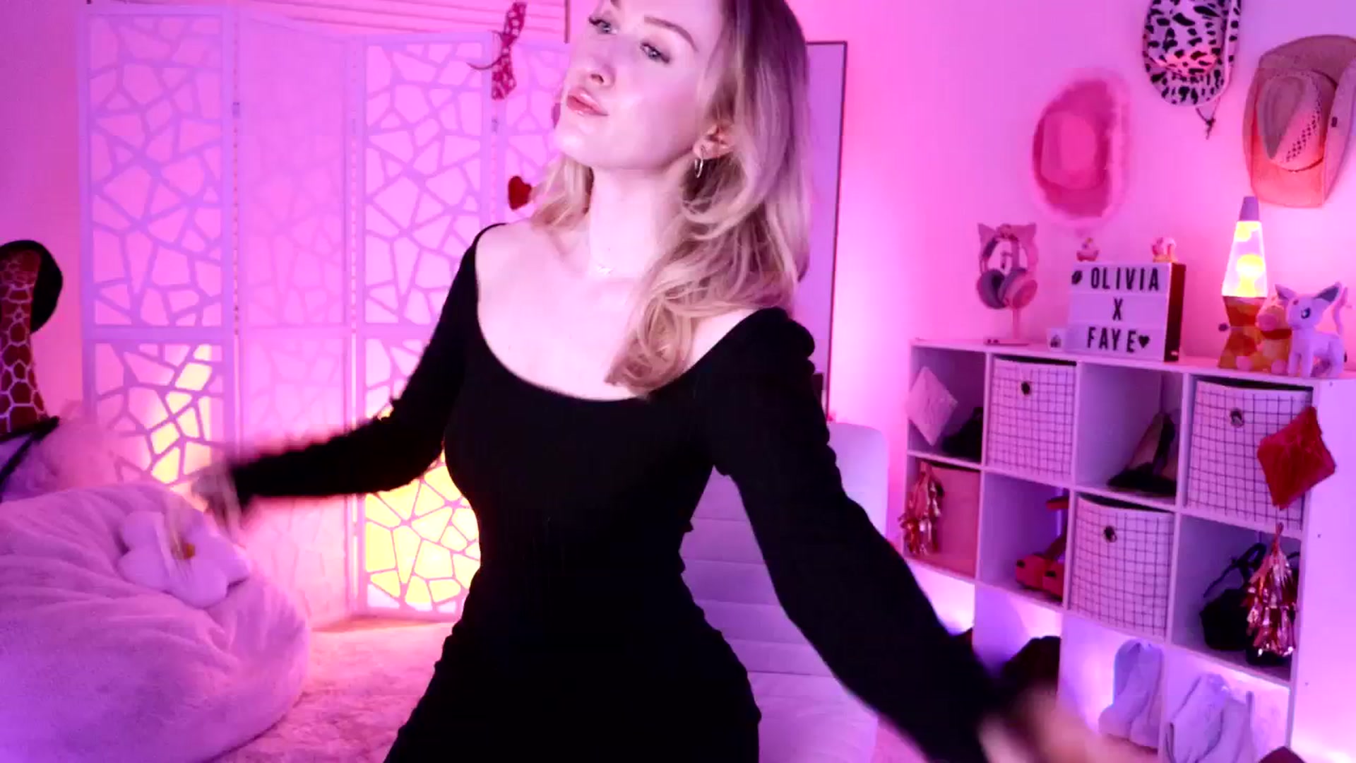 Gallery image thumbnail from OliviaxFaye's myfreecams stream on, 06/08/2024, 02:19 image 2 of 20