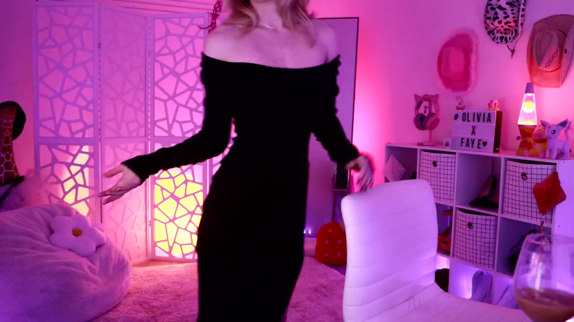 Gallery image thumbnail from OliviaxFaye's myfreecams stream on, 06/08/2024, 03:42 image 5 of 20