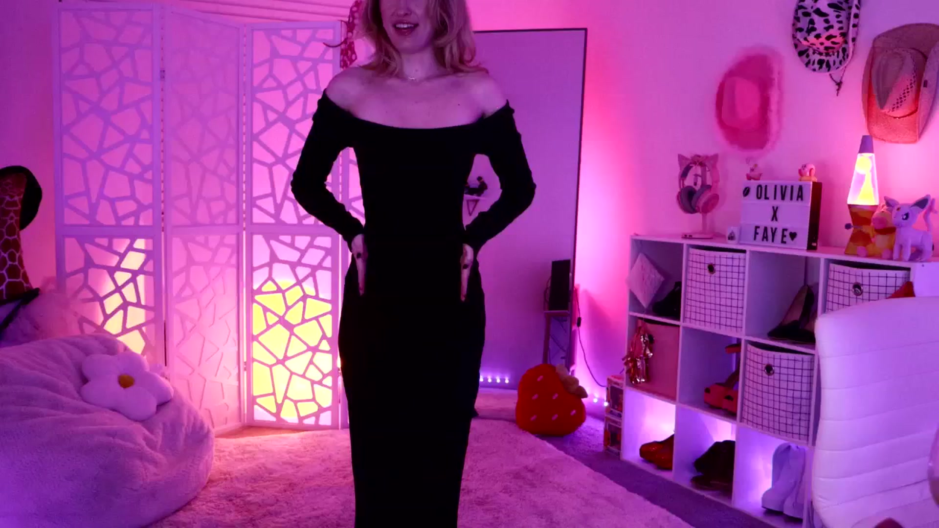 Gallery image thumbnail from OliviaxFaye's myfreecams stream on, 06/08/2024, 03:42 image 6 of 20