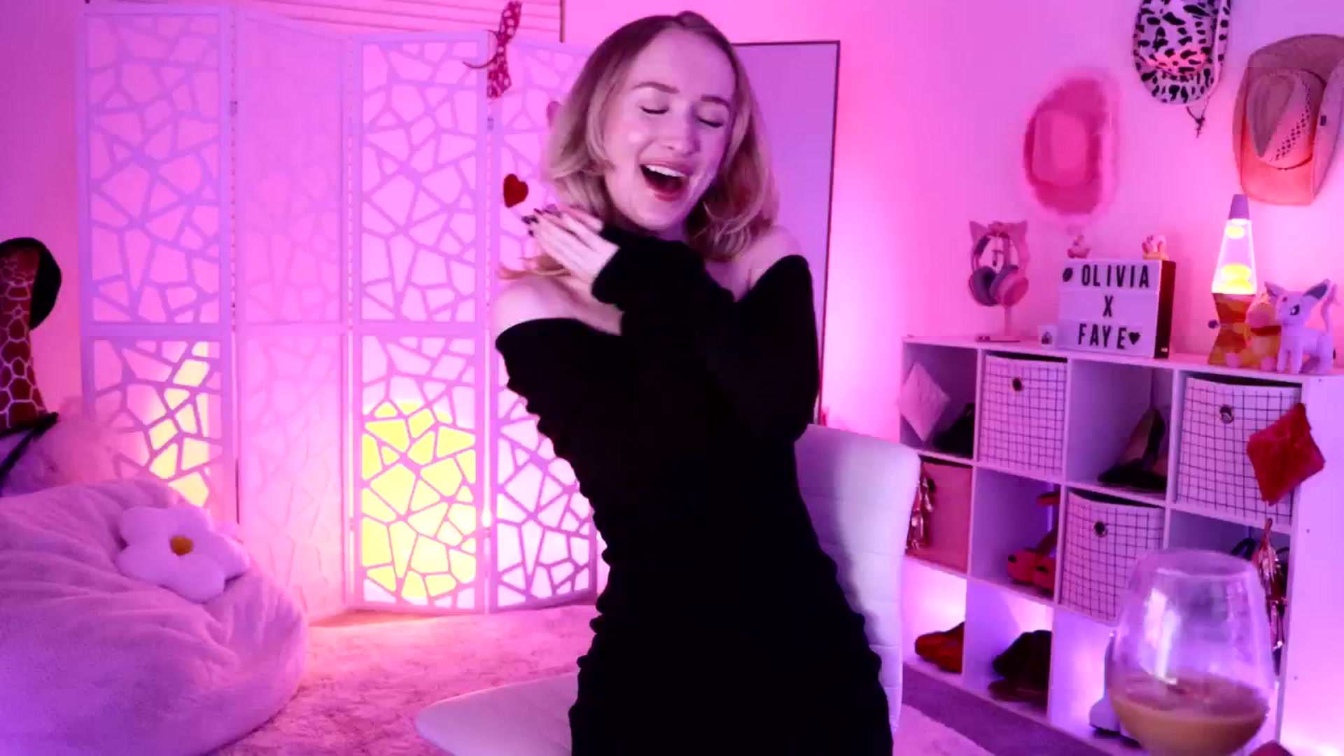 Gallery image thumbnail from OliviaxFaye's myfreecams stream on, 06/08/2024, 03:42 image 2 of 20