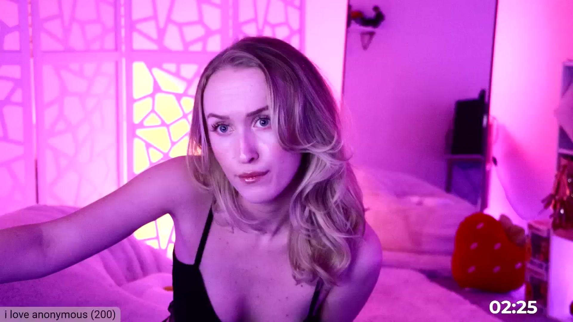 Gallery image thumbnail from OliviaxFaye's myfreecams stream on, 06/13/2024, 03:04 image 16 of 20