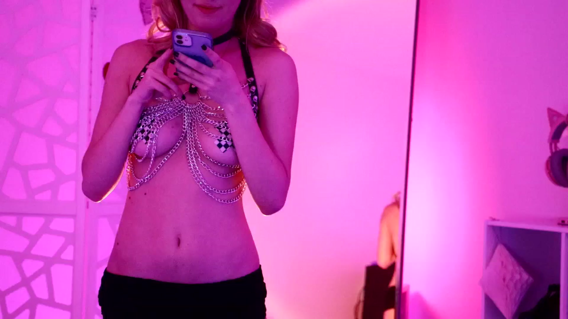 Gallery image thumbnail from OliviaxFaye's myfreecams stream on, 06/15/2024, 02:50 image 15 of 20