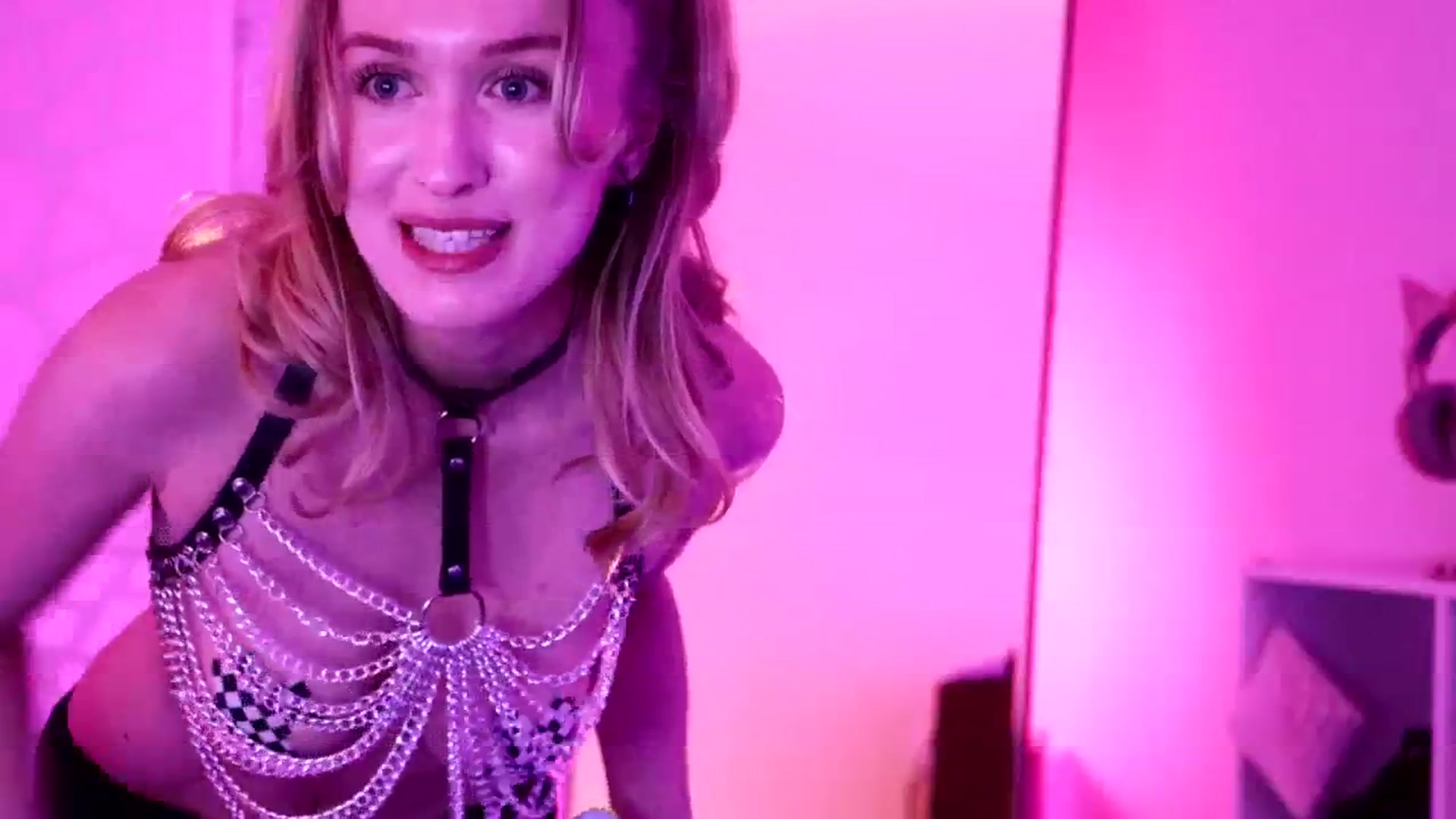 Gallery image thumbnail from OliviaxFaye's myfreecams stream on, 06/15/2024, 02:50 image 11 of 20