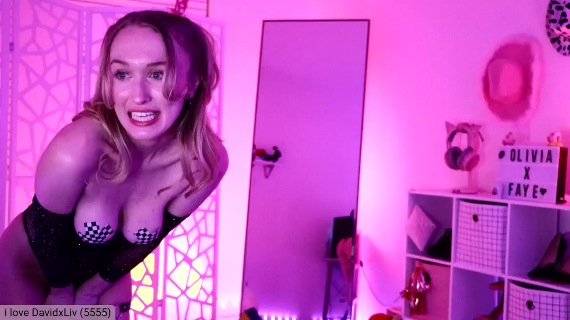 Gallery image thumbnail from OliviaxFaye's myfreecams stream on, 06/15/2024, 05:17 image 10 of 20