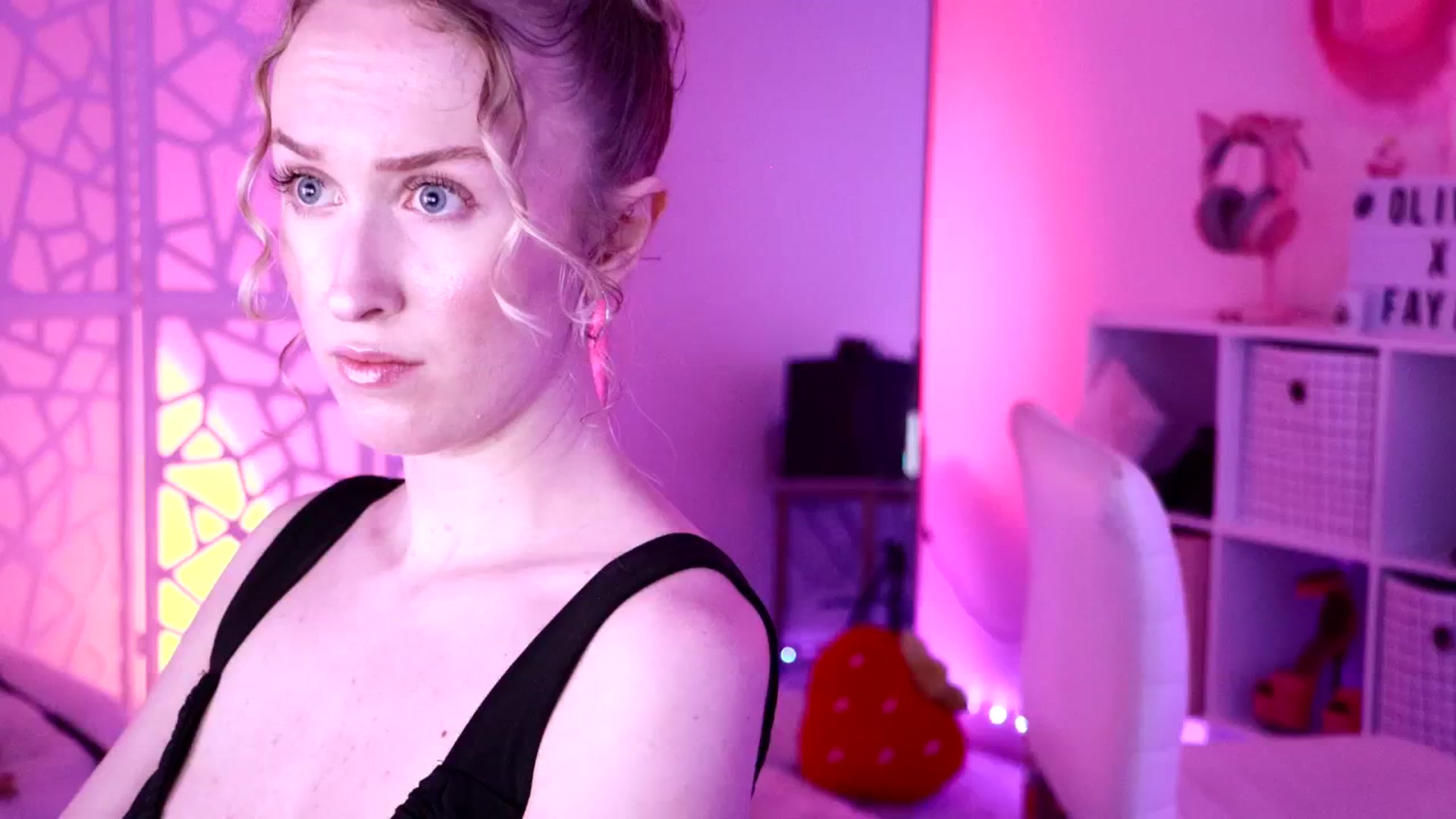 Gallery image thumbnail from OliviaxFaye's myfreecams stream on, 06/18/2024, 04:10 image 14 of 20