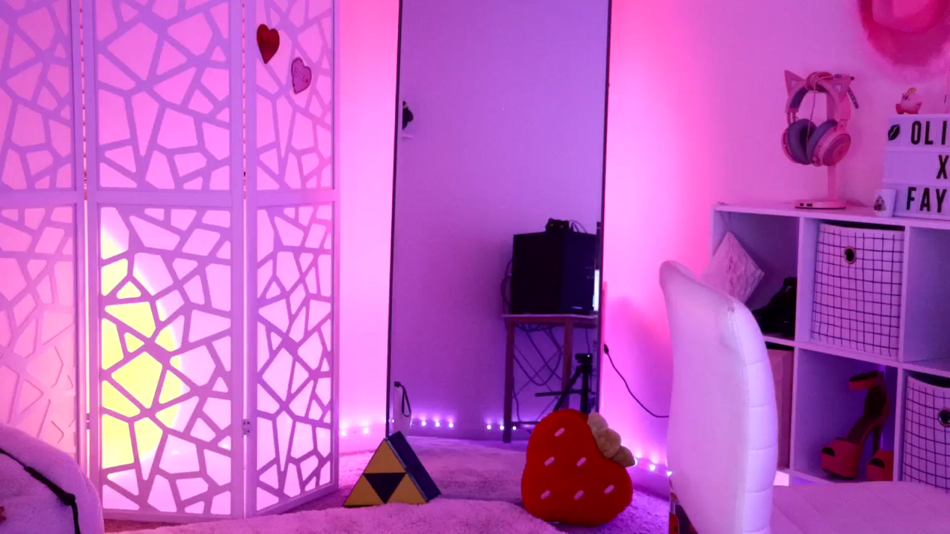 Gallery image thumbnail from OliviaxFaye's myfreecams stream on, 06/18/2024, 04:10 image 15 of 20
