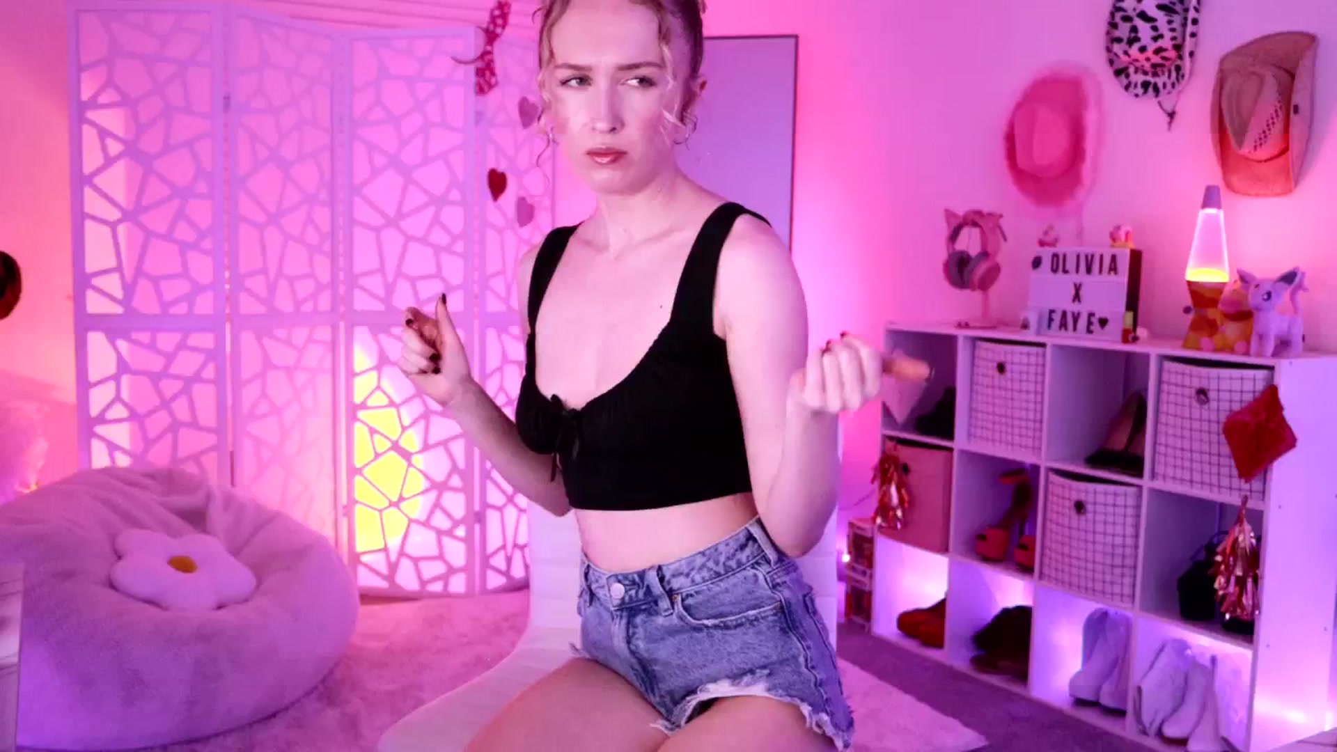 Gallery image thumbnail from OliviaxFaye's myfreecams stream on, 06/18/2024, 04:10 image 5 of 20
