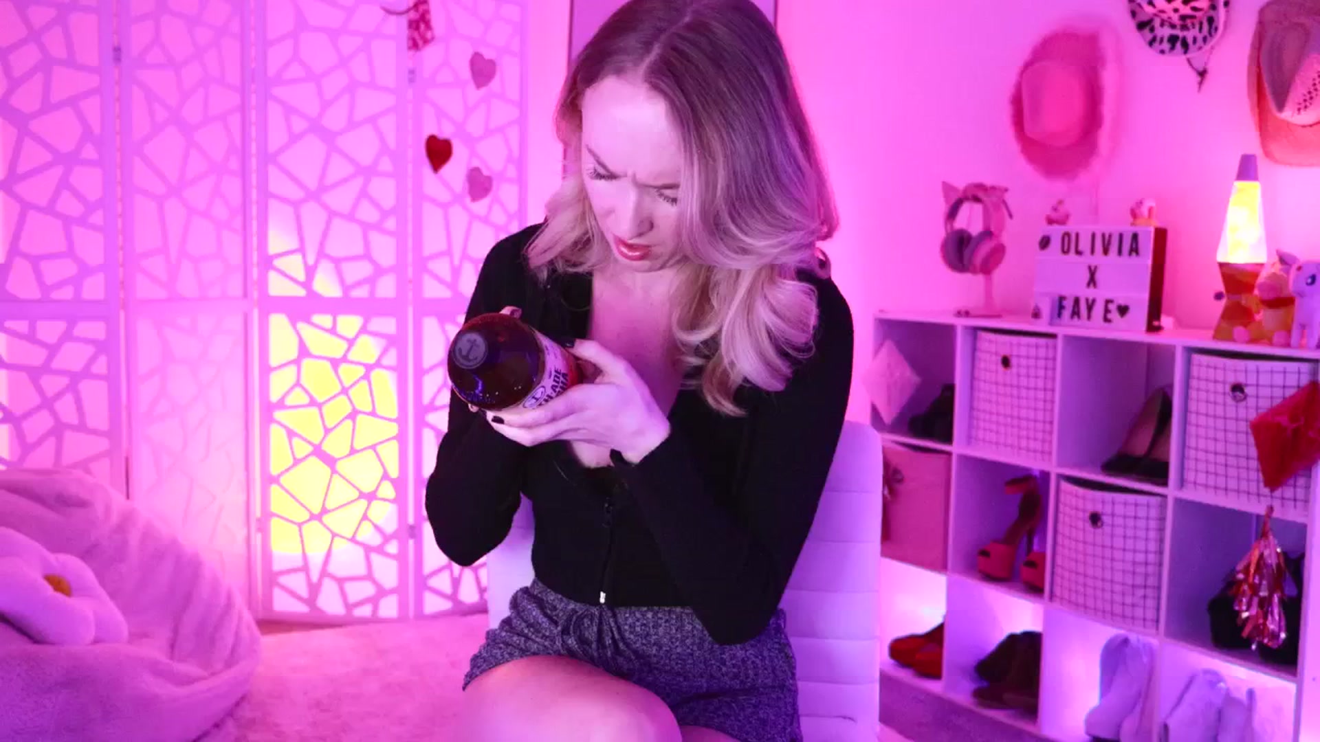 Gallery image thumbnail from OliviaxFaye's myfreecams stream on, 06/21/2024, 04:02 image 1 of 20
