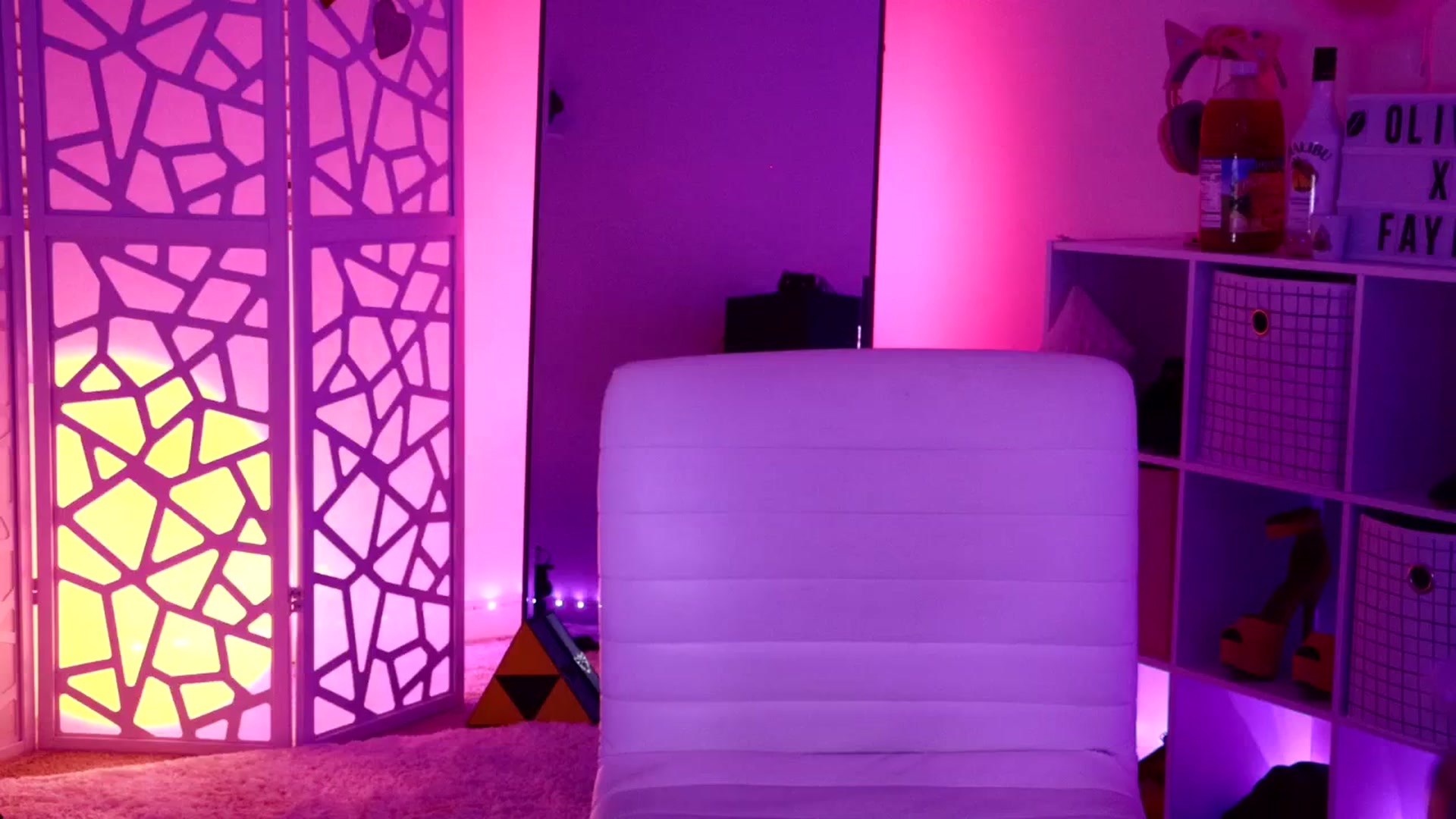Gallery image thumbnail from OliviaxFaye's myfreecams stream on, 06/22/2024, 03:54 image 19 of 20