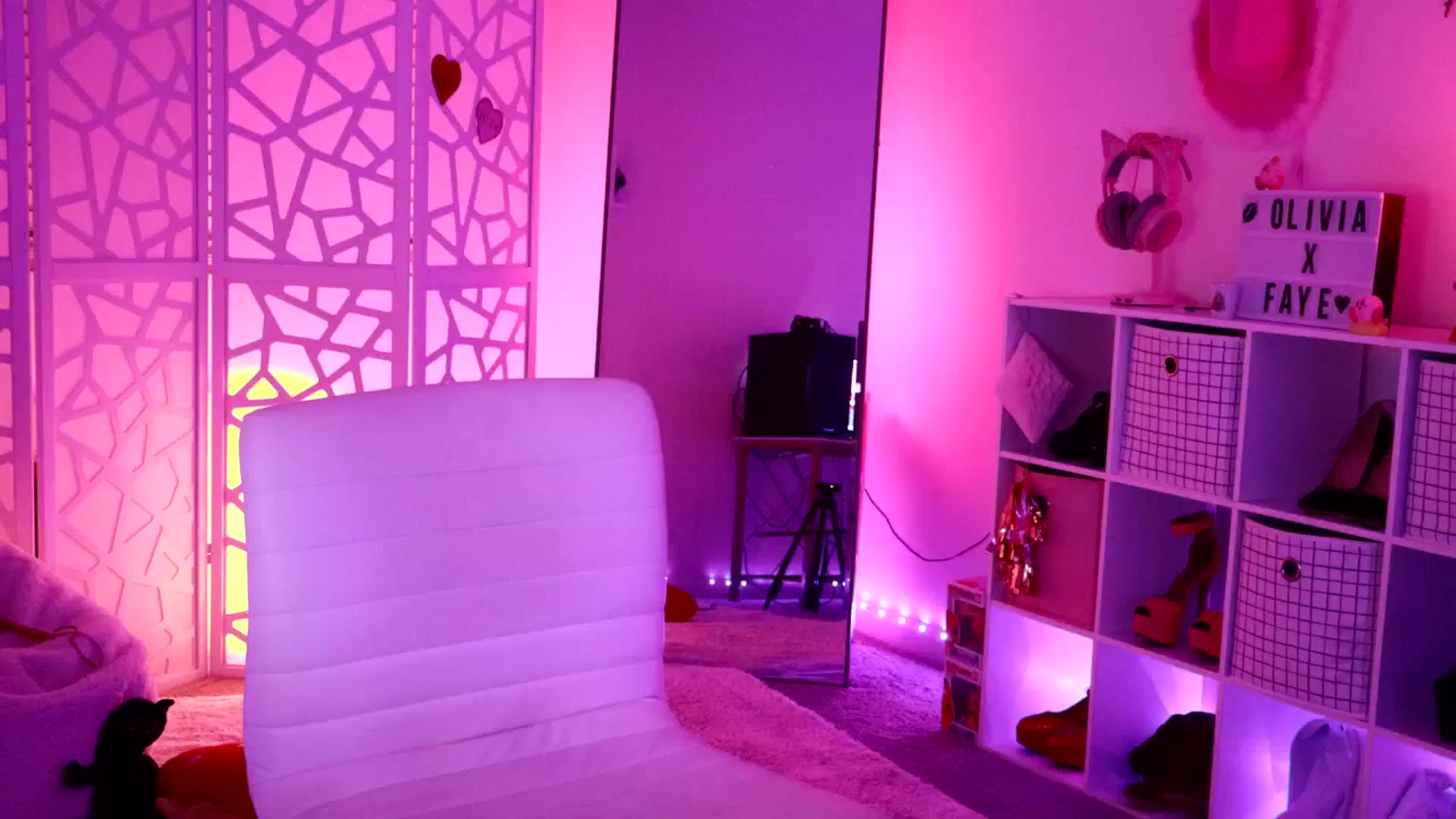 Gallery image thumbnail from OliviaxFaye's myfreecams stream on, 06/22/2024, 03:54 image 12 of 20