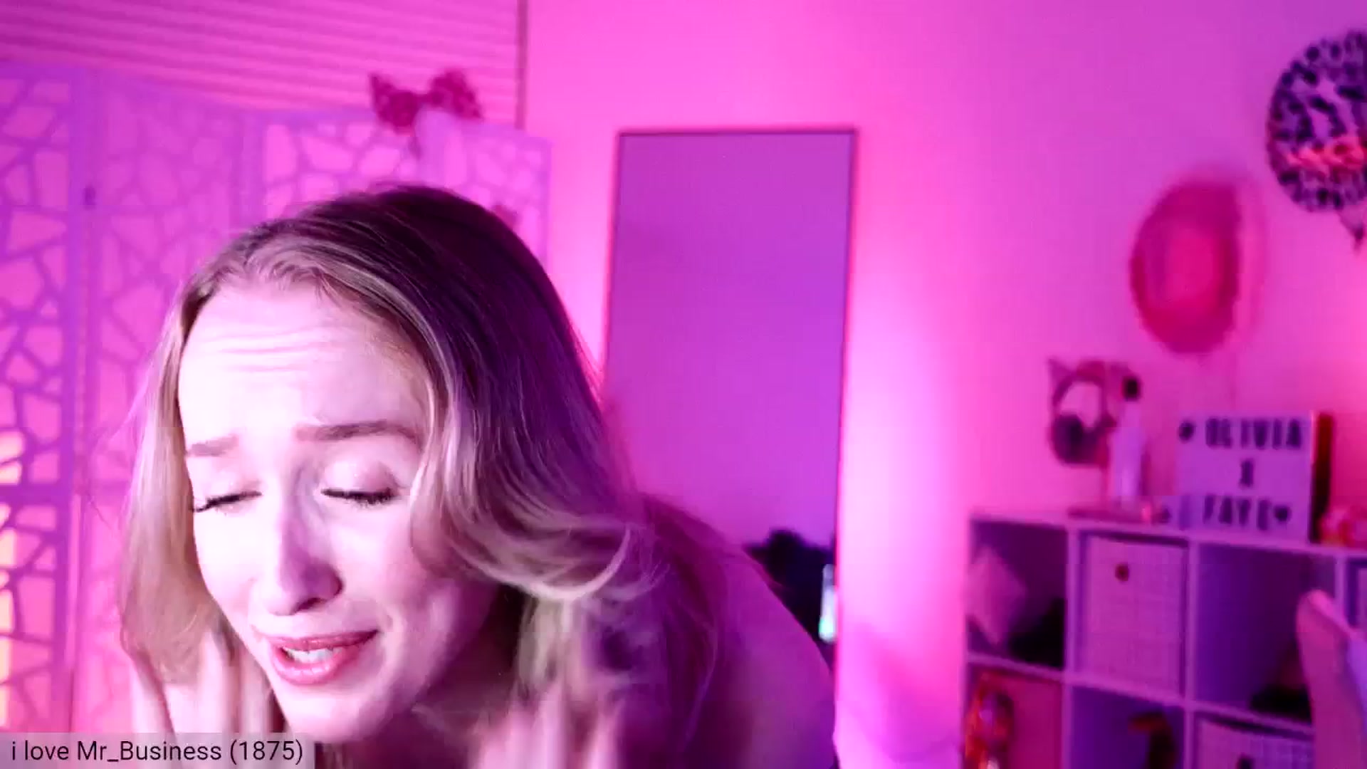 Gallery image thumbnail from OliviaxFaye's myfreecams stream on, 06/22/2024, 04:58 image 16 of 20