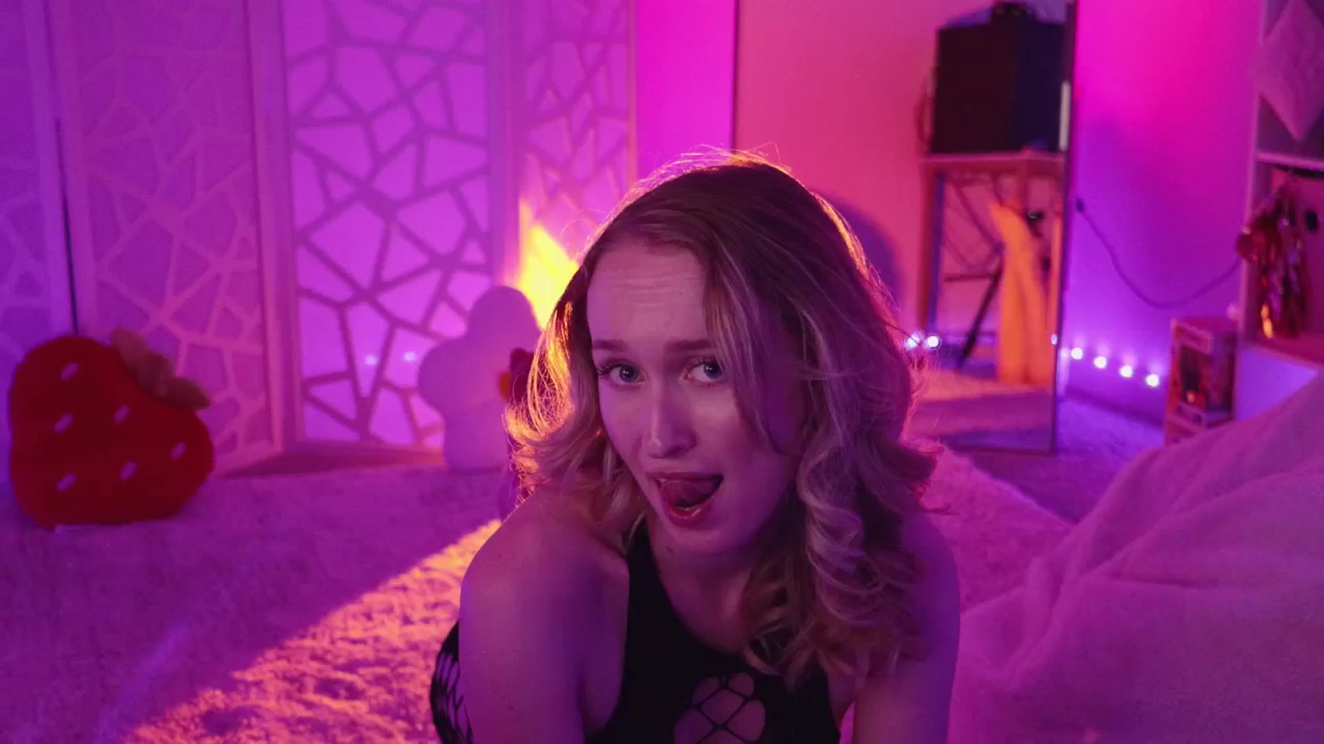 Gallery image thumbnail from OliviaxFaye's myfreecams stream on, 07/11/2024, 03:36 image 1 of 20