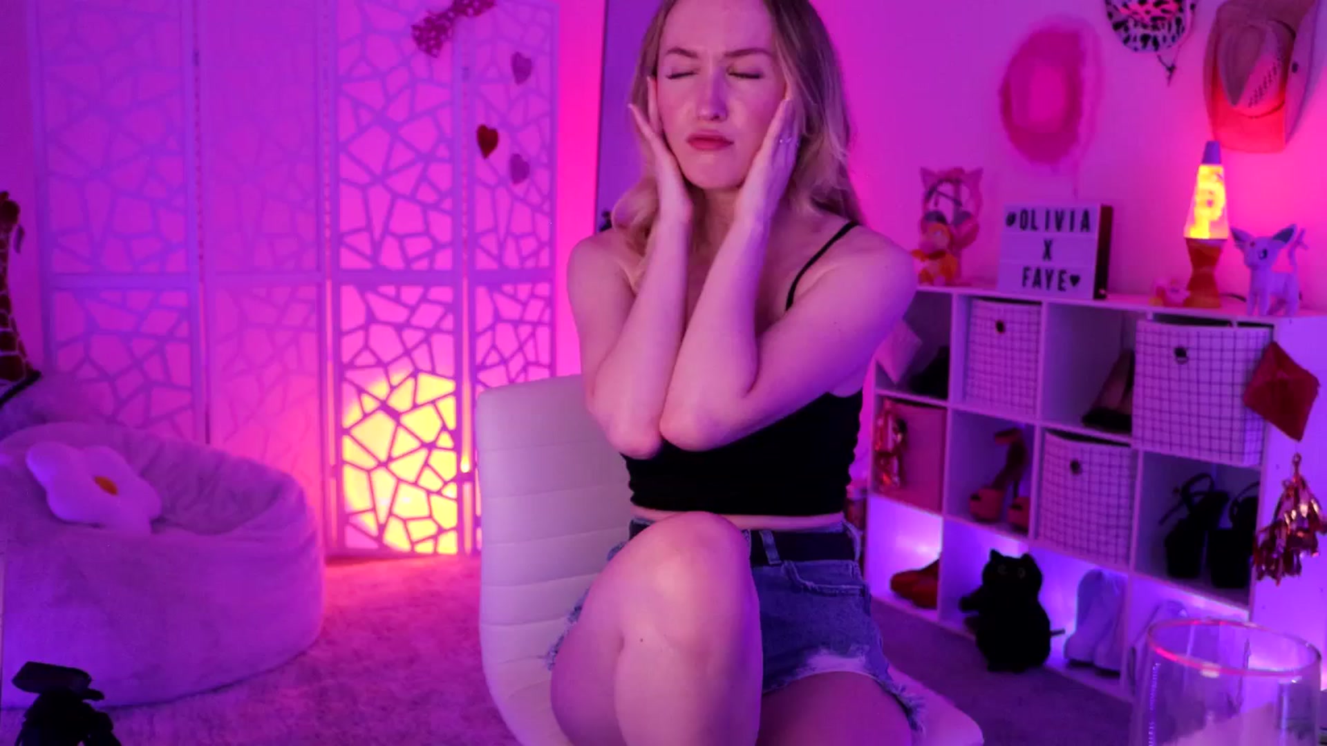 Gallery image thumbnail from OliviaxFaye's myfreecams stream on, 08/03/2024, 02:16 image 4 of 20