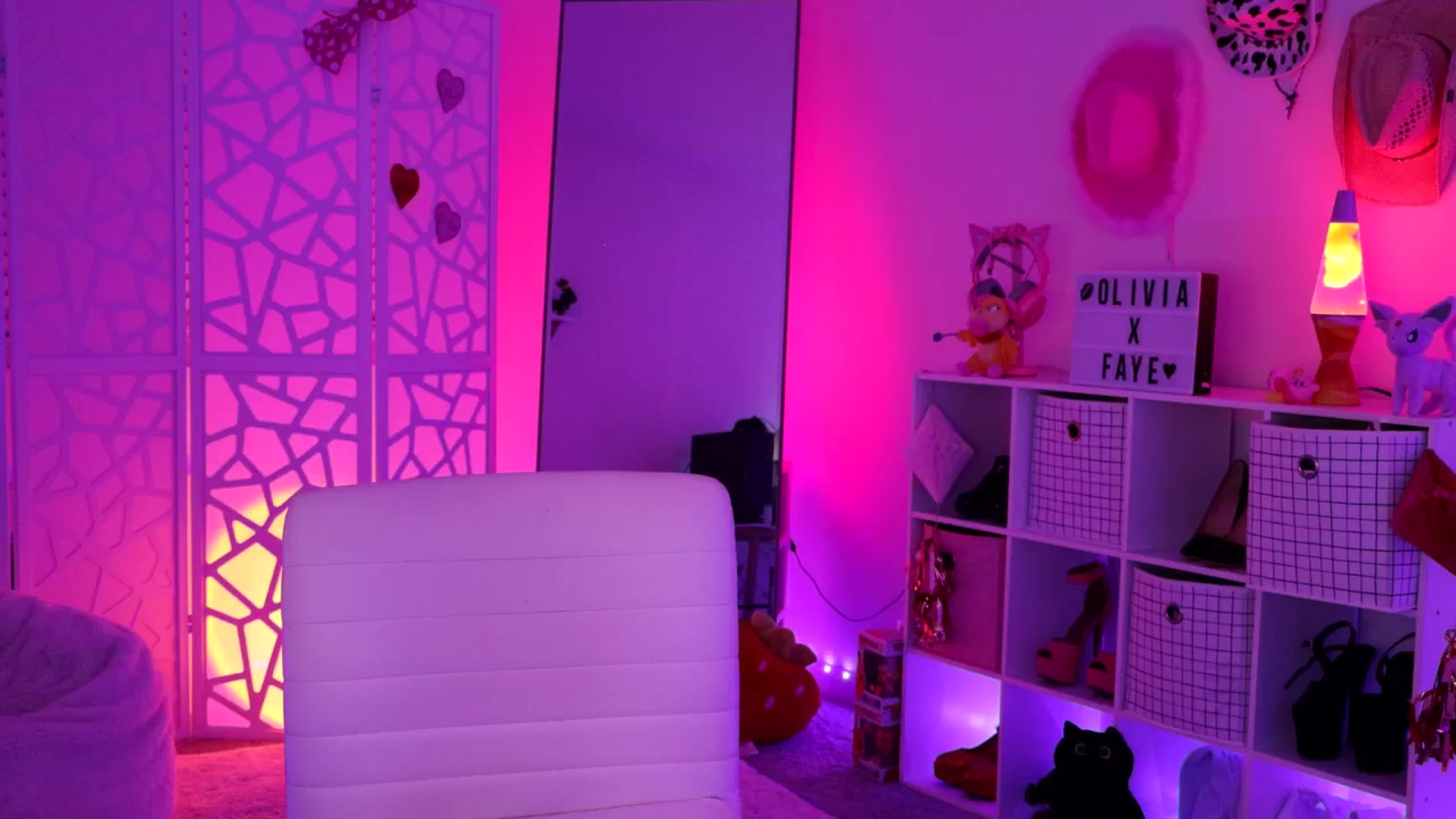 Gallery image thumbnail from OliviaxFaye's myfreecams stream on, 08/03/2024, 02:16 image 17 of 20