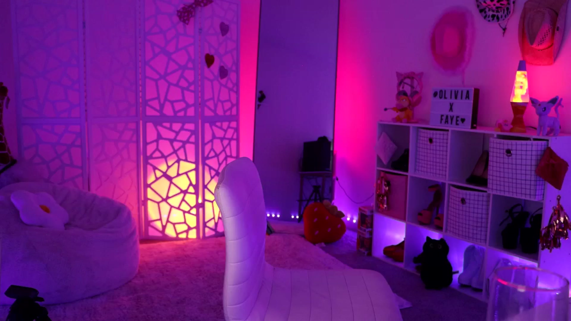 Gallery image thumbnail from OliviaxFaye's myfreecams stream on, 08/03/2024, 02:16 image 7 of 20
