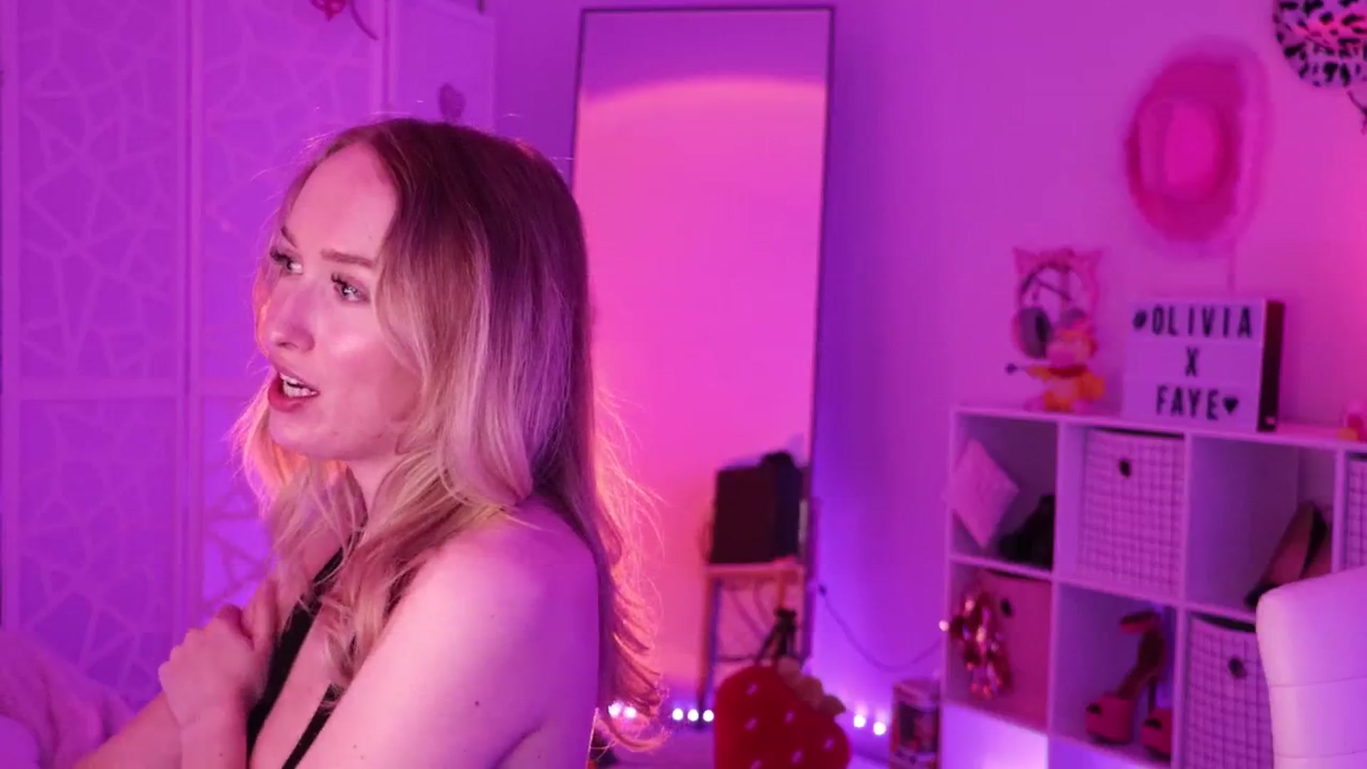 Gallery image thumbnail from OliviaxFaye's myfreecams stream on, 08/06/2024, 03:08 image 6 of 20