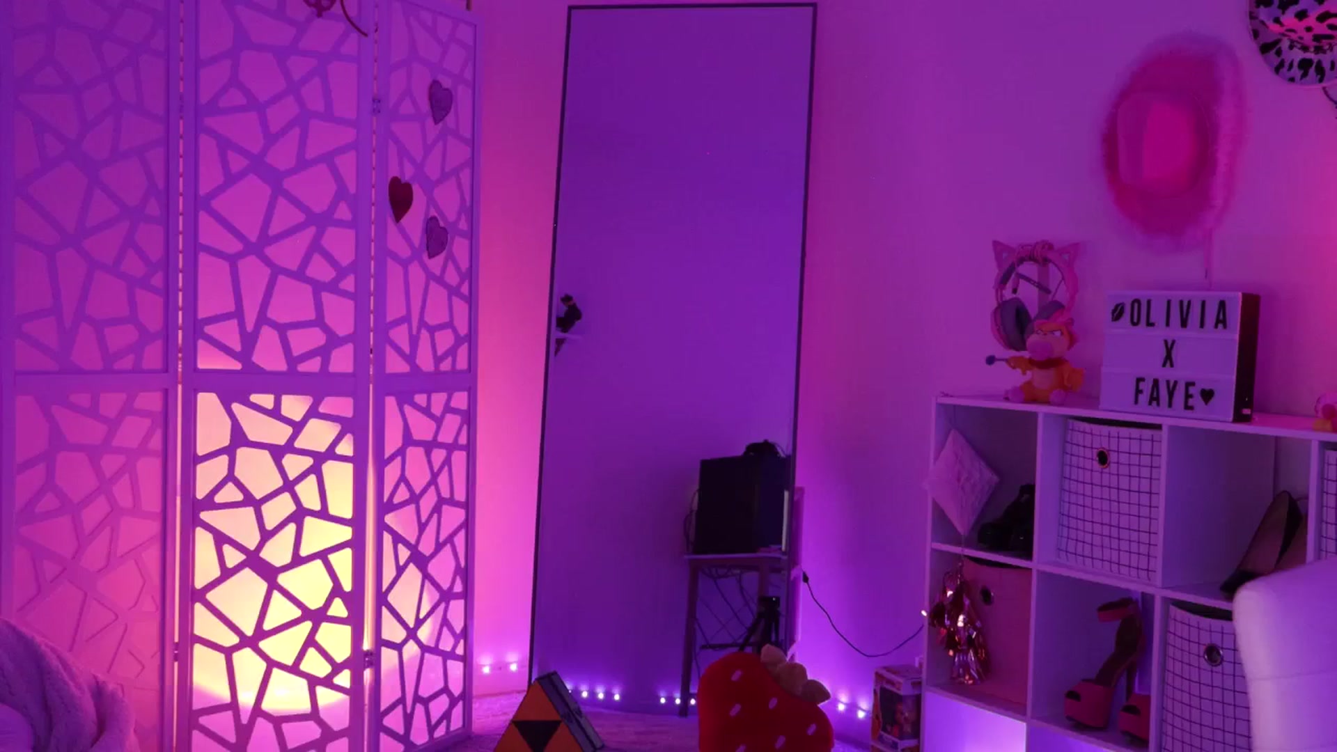 Gallery image thumbnail from OliviaxFaye's myfreecams stream on, 08/06/2024, 03:08 image 7 of 20