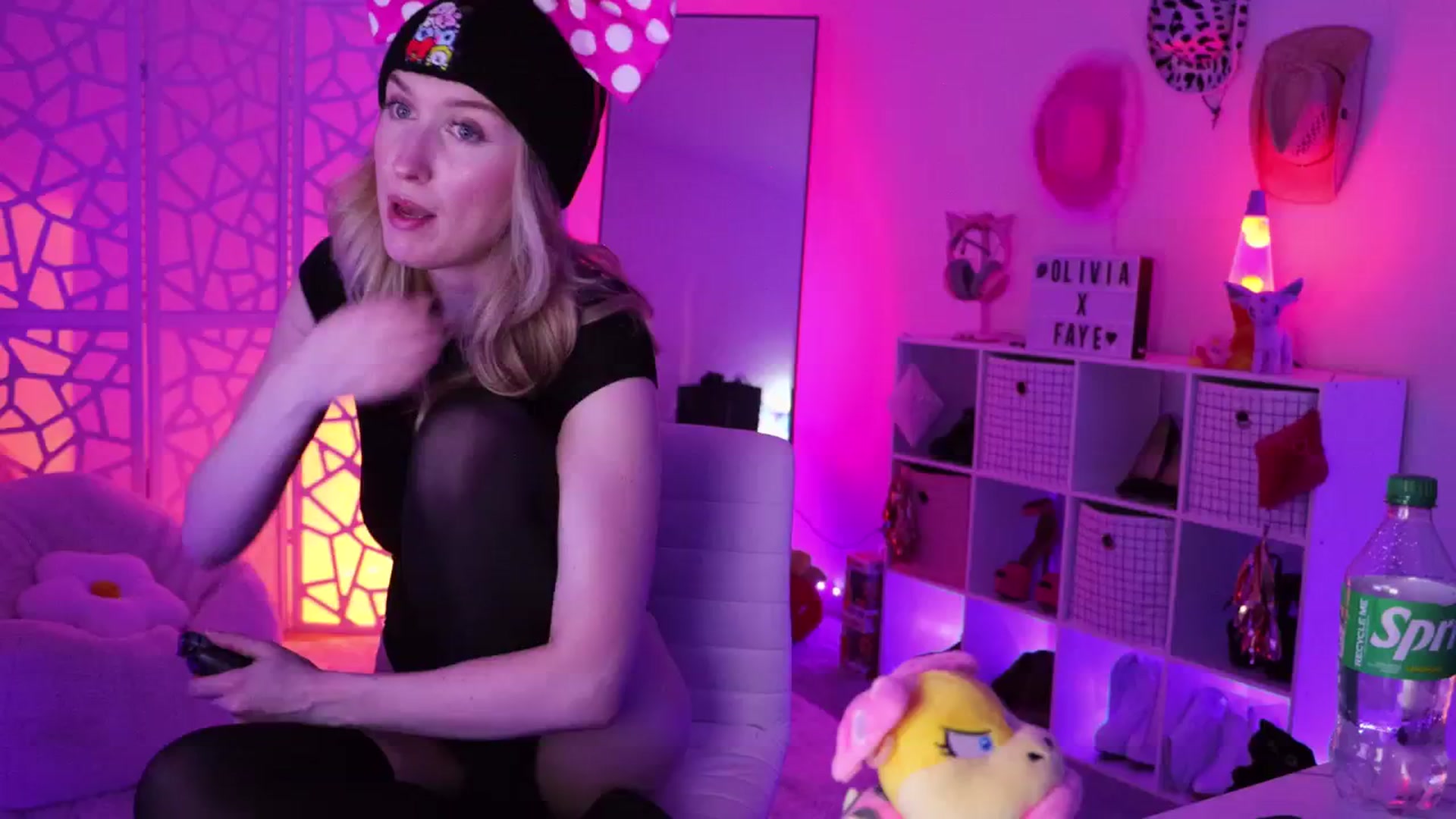 Gallery image thumbnail from OliviaxFaye's myfreecams stream on, 08/11/2024, 04:11 image 8 of 20