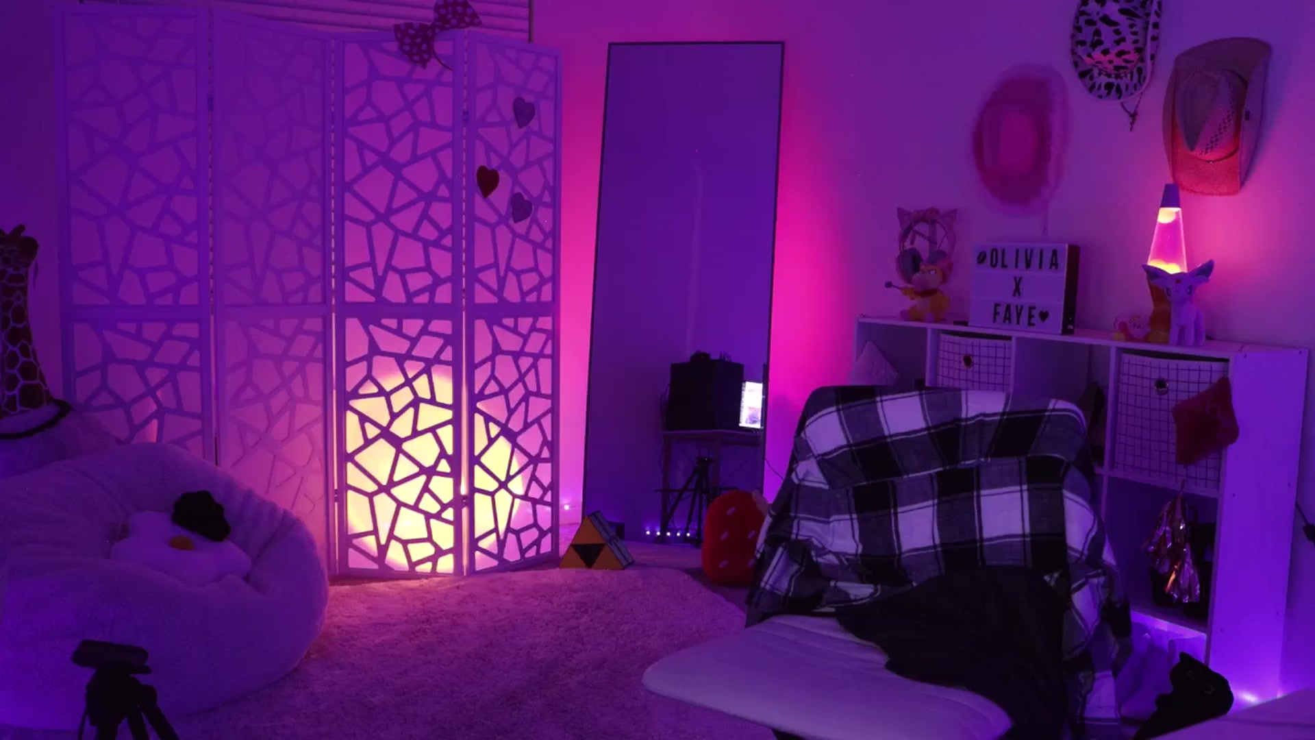 Gallery image thumbnail from OliviaxFaye's myfreecams stream on, 08/13/2024, 03:30 image 9 of 20