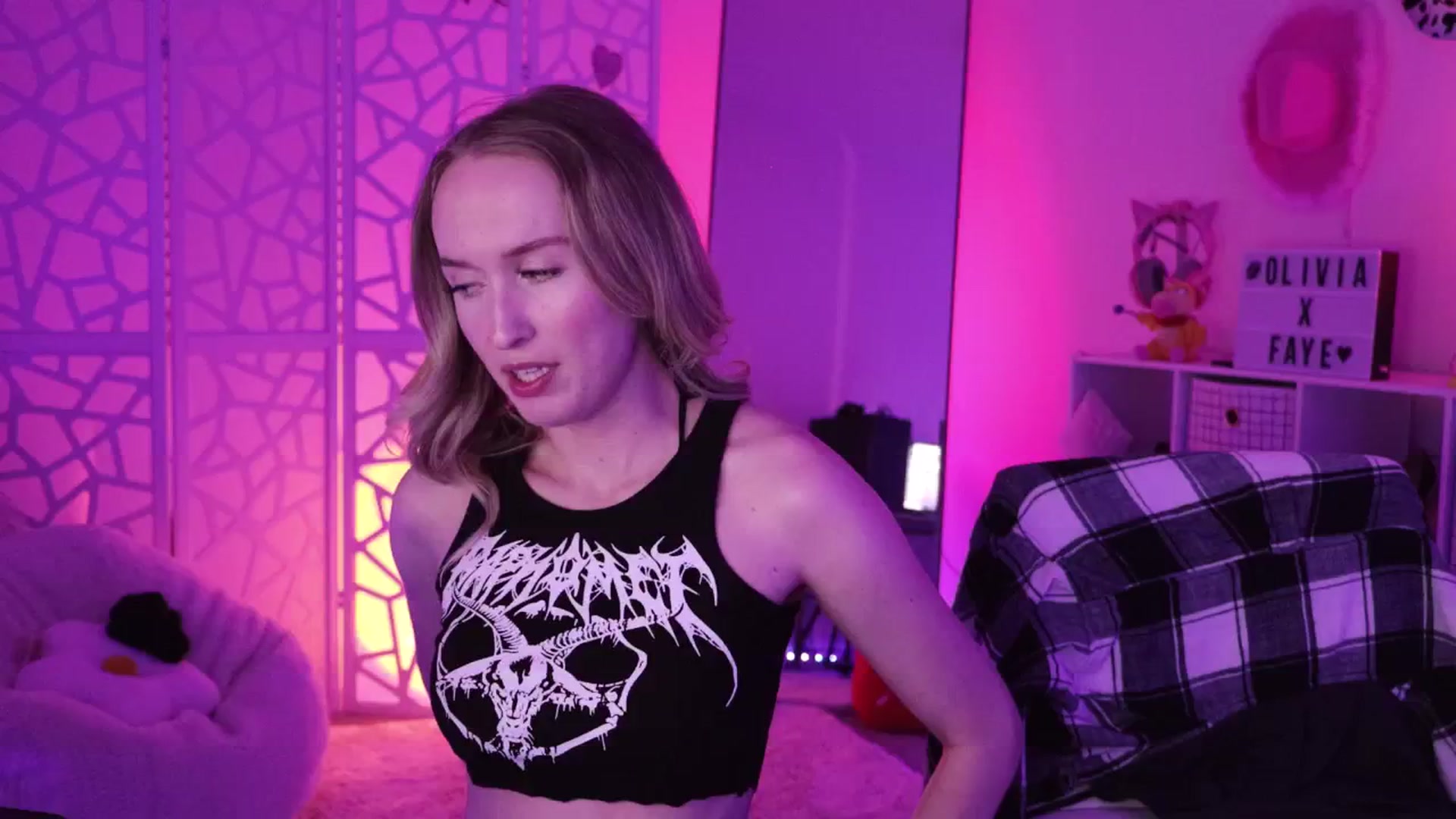 Gallery image thumbnail from OliviaxFaye's myfreecams stream on, 08/13/2024, 03:30 image 6 of 20