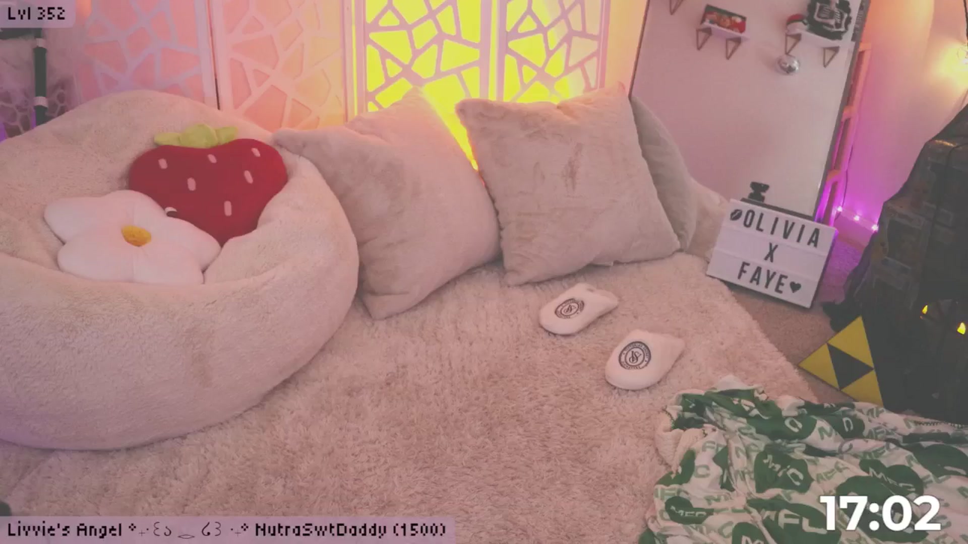 Gallery image thumbnail from OliviaxFaye's myfreecams stream on, 10/19/2024, 03:08 image 15 of 20