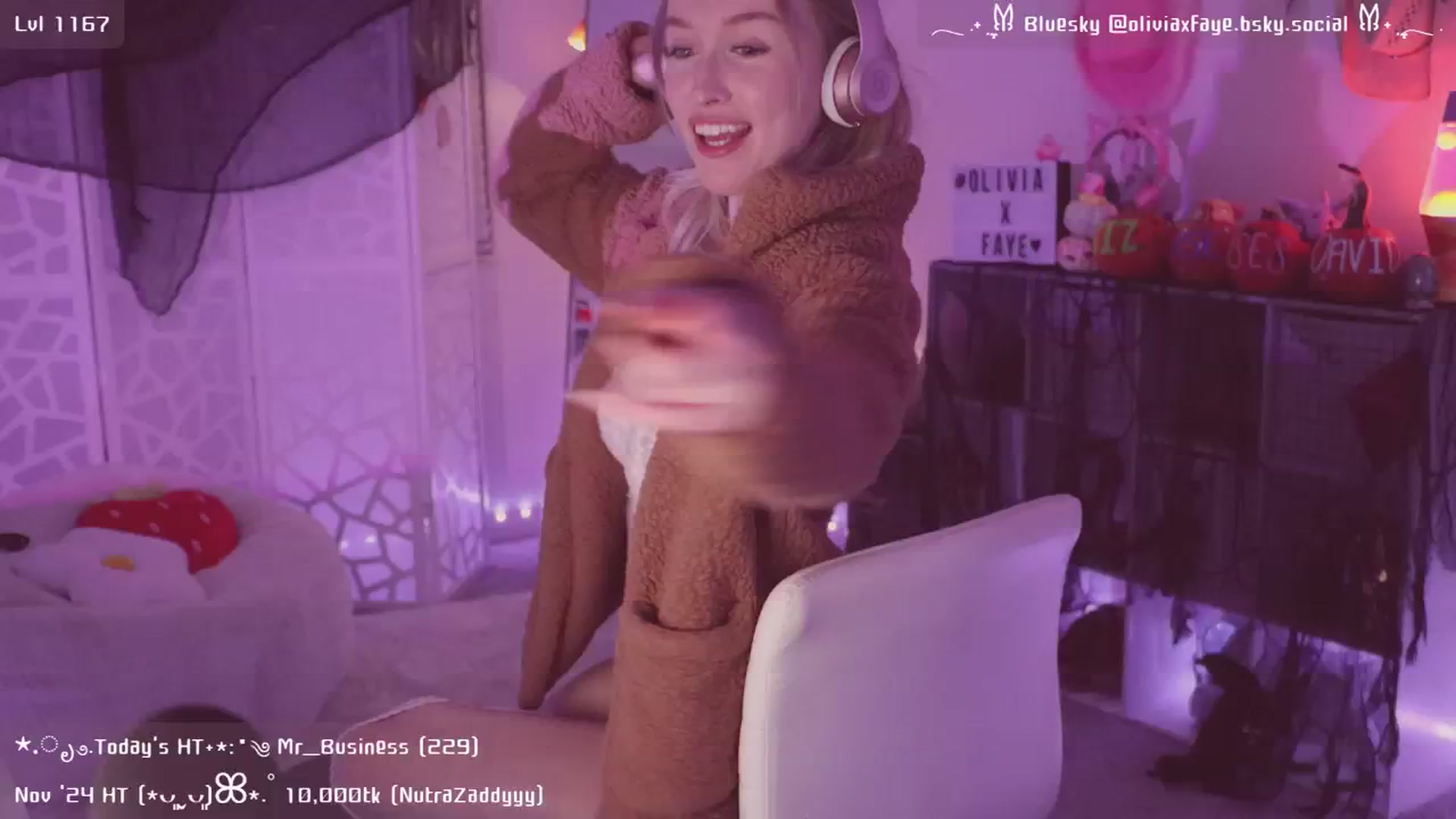 Gallery image thumbnail from OliviaxFaye's myfreecams stream on, 11/15/2024, 06:13 image 15 of 20
