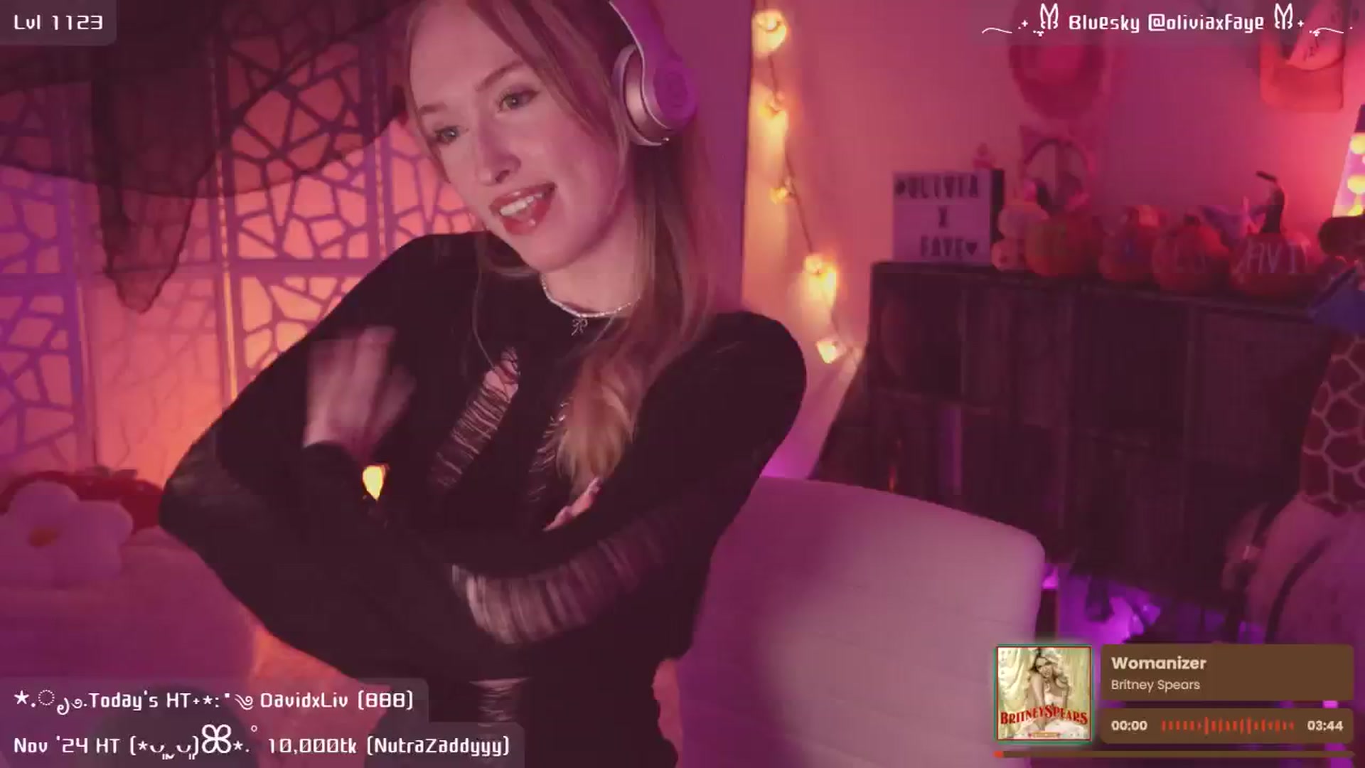 Gallery image thumbnail from OliviaxFaye's myfreecams stream on, 11/16/2024, 07:34 image 12 of 20