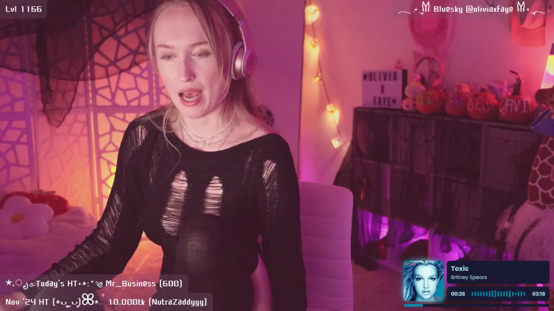Gallery image thumbnail from OliviaxFaye's myfreecams stream on, 11/16/2024, 07:34 image 6 of 20