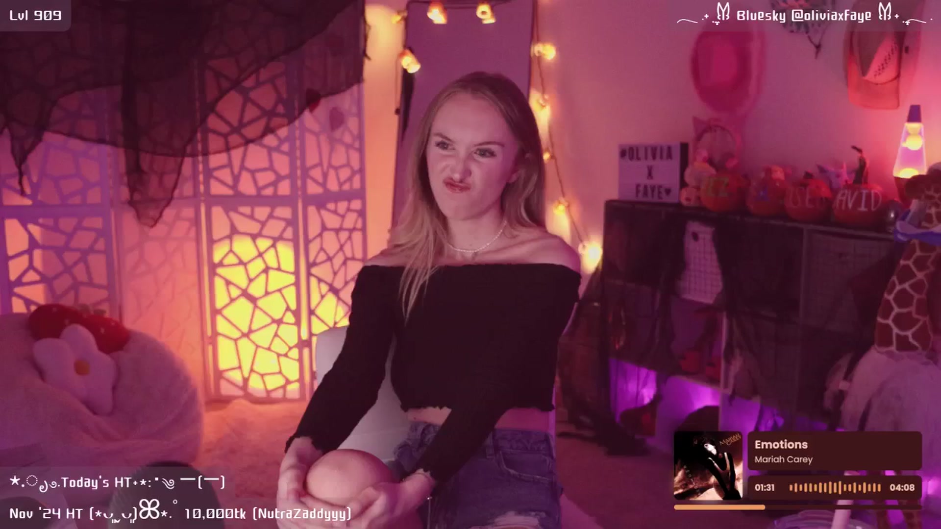 Gallery image thumbnail from OliviaxFaye's myfreecams stream on, 11/19/2024, 05:03 image 1 of 20