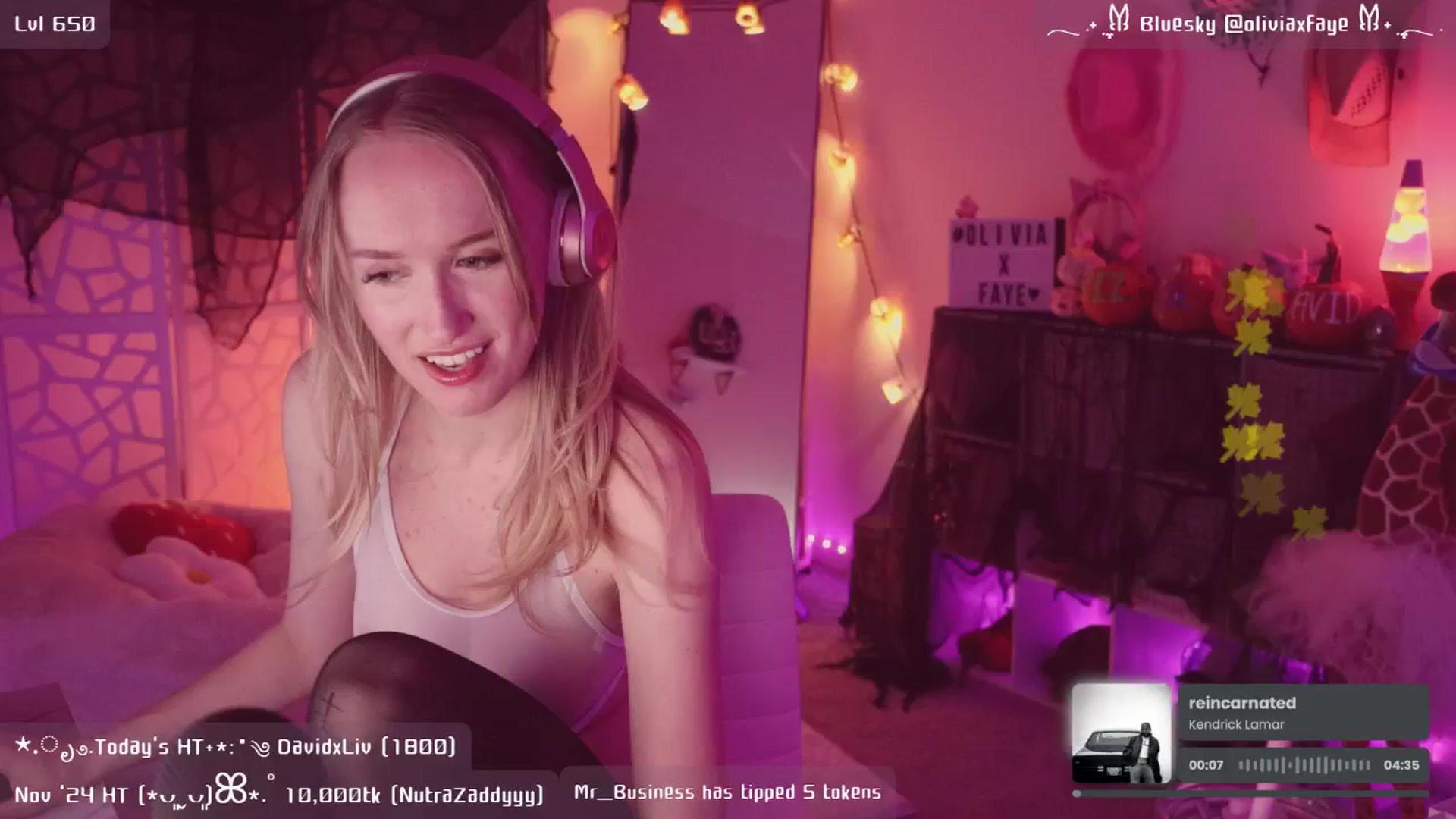 Gallery image thumbnail from OliviaxFaye's myfreecams stream on, 11/23/2024, 06:16 image 12 of 20