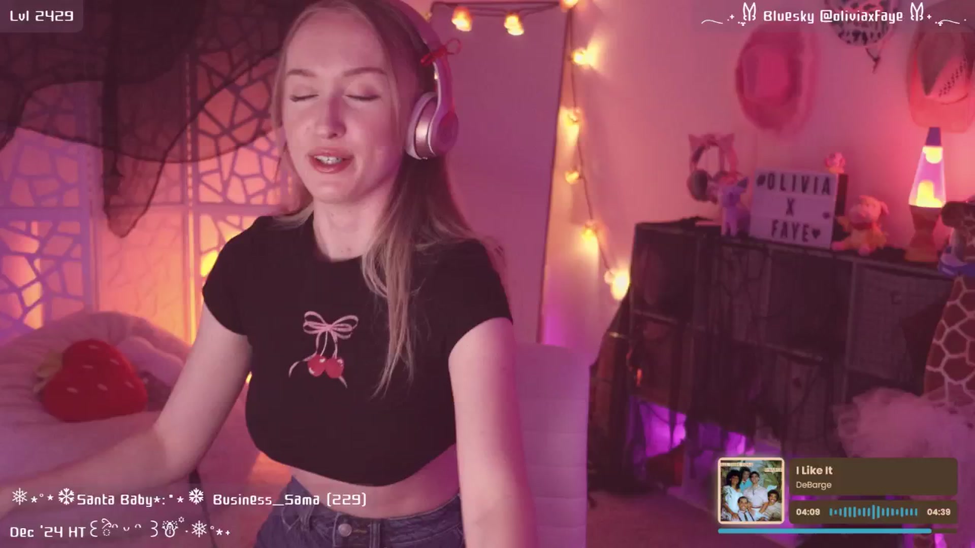 Gallery image thumbnail from OliviaxFaye's myfreecams stream on, 12/03/2024, 07:15 image 8 of 20
