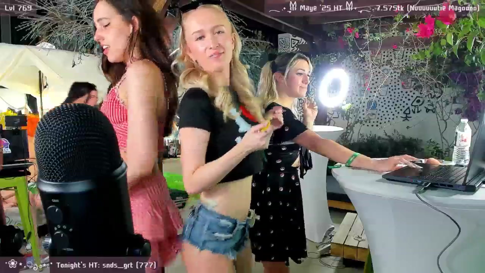Gallery image thumbnail from OliviaxFaye's myfreecams stream on, 05/22/2025, 07:07 image 4 of 20