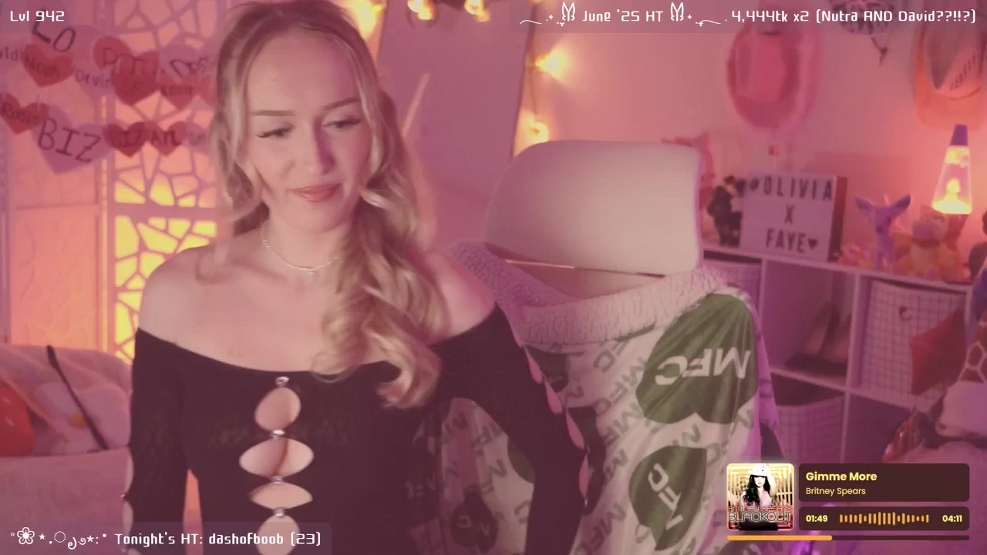 Gallery image thumbnail from OliviaxFaye's myfreecams stream on, 06/26/2025, 05:16 image 2 of 20