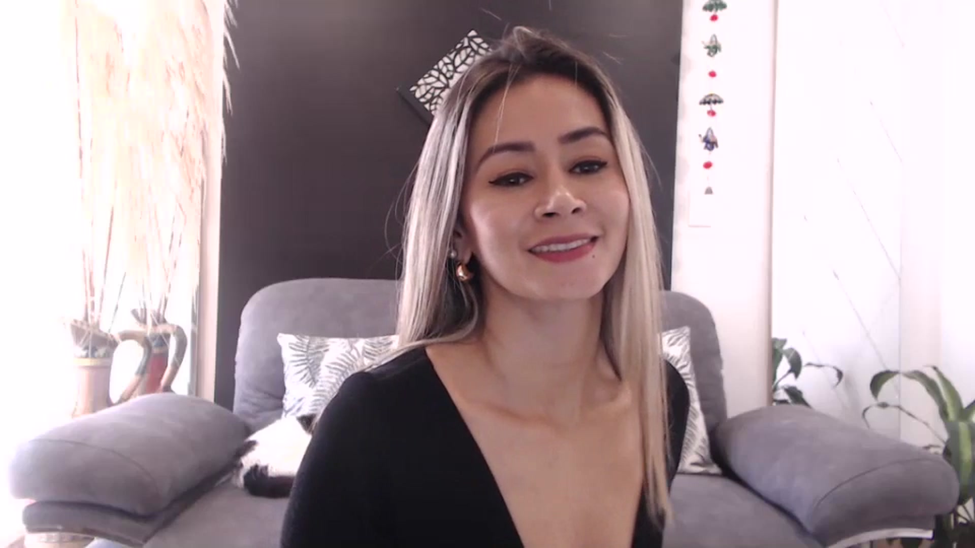 Gallery image thumbnail from Oliviaxnakedd's myfreecams stream on, 05/08/2024, 15:06 image 6 of 20
