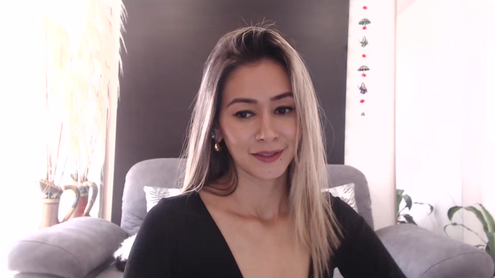 Gallery image thumbnail from Oliviaxnakedd's myfreecams stream on, 05/08/2024, 16:13 image 6 of 20