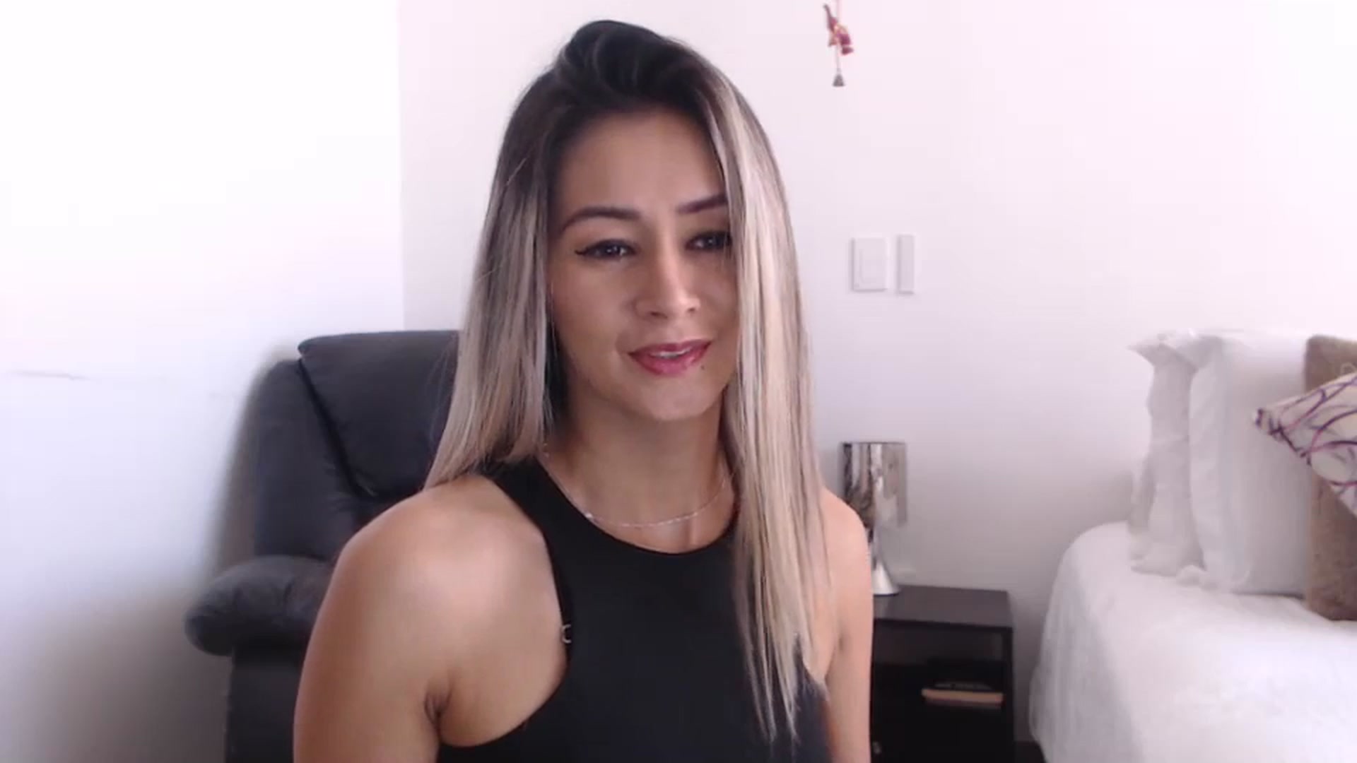 Gallery image thumbnail from Oliviaxnakedd's myfreecams stream on, 05/13/2024, 15:13 image 7 of 20