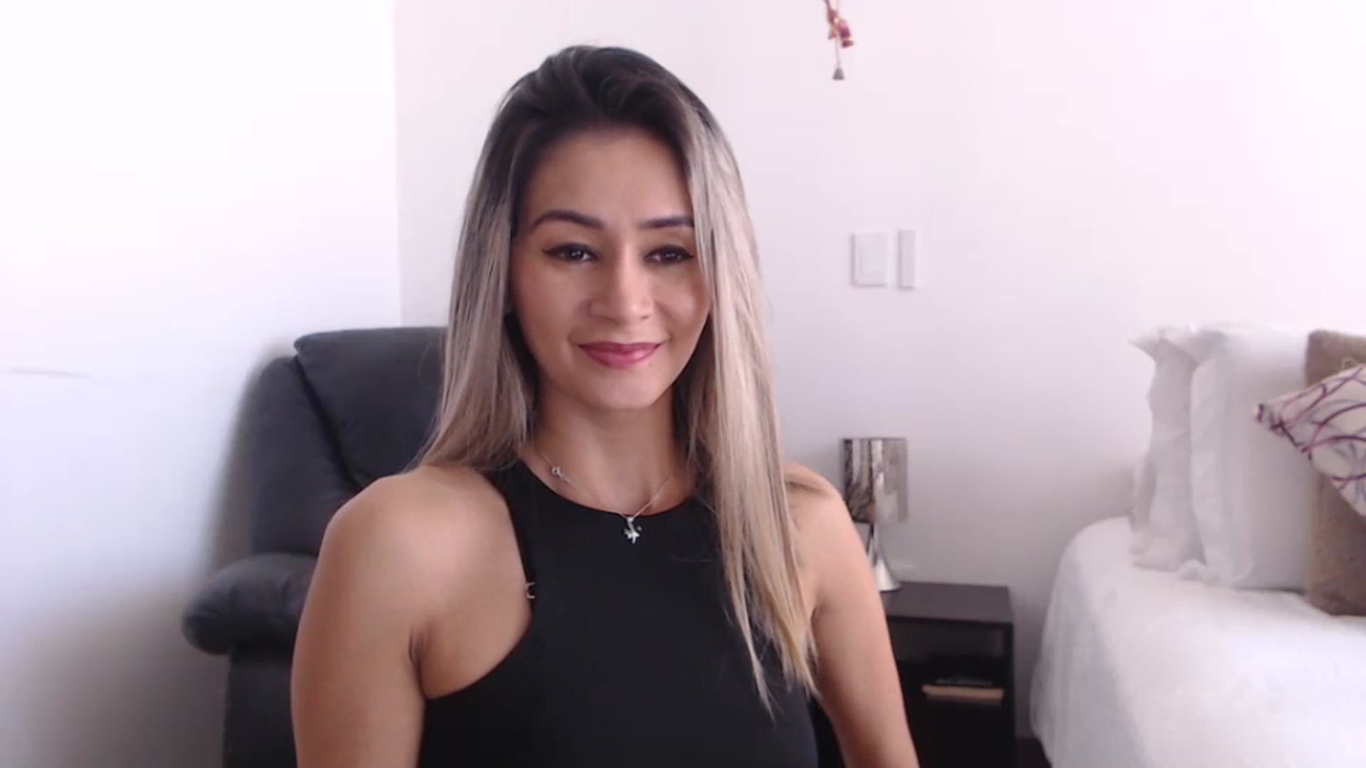 Gallery image thumbnail from Oliviaxnakedd's myfreecams stream on, 05/13/2024, 15:13 image 17 of 20